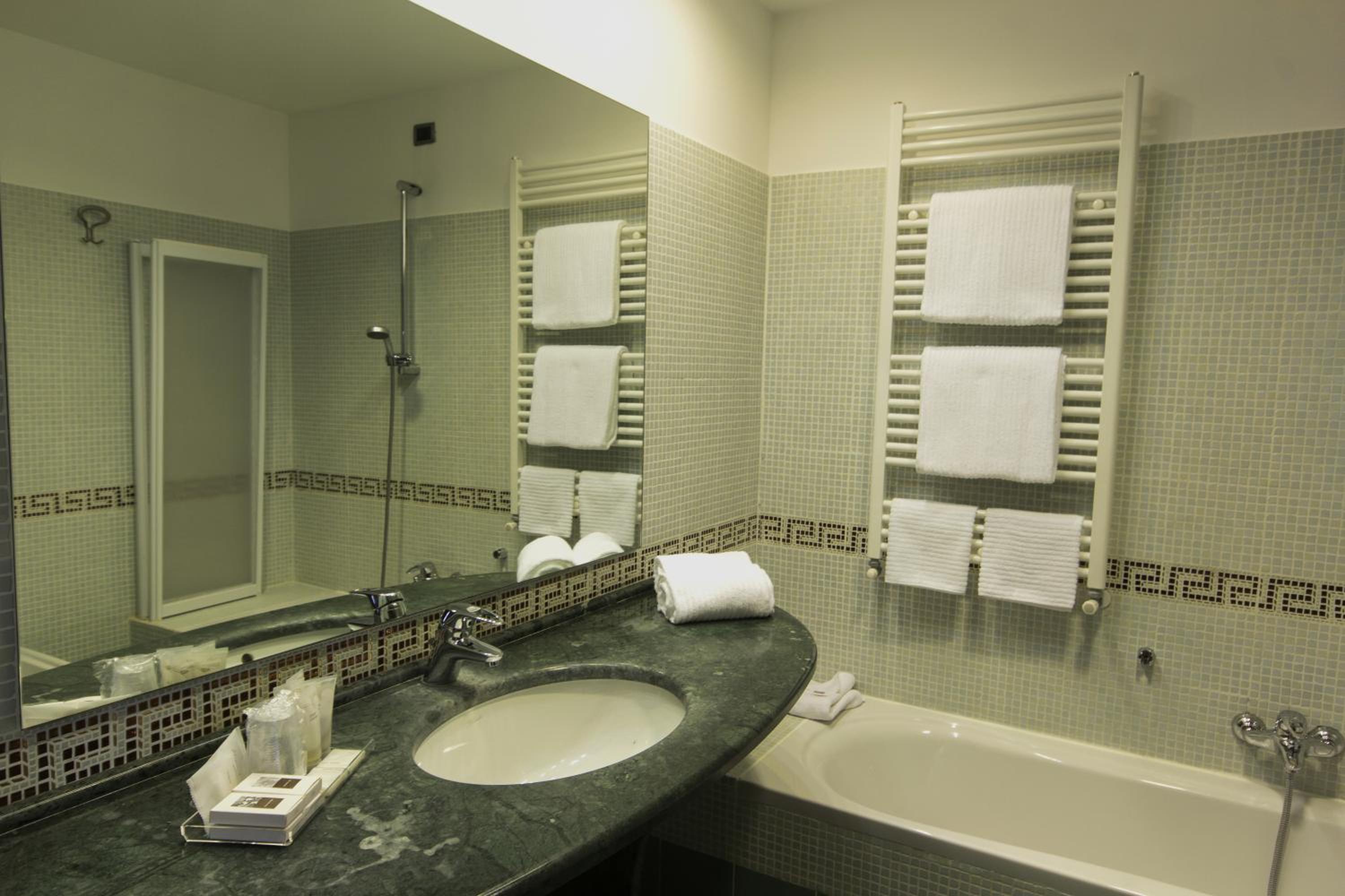 Twin Room - Photo 6