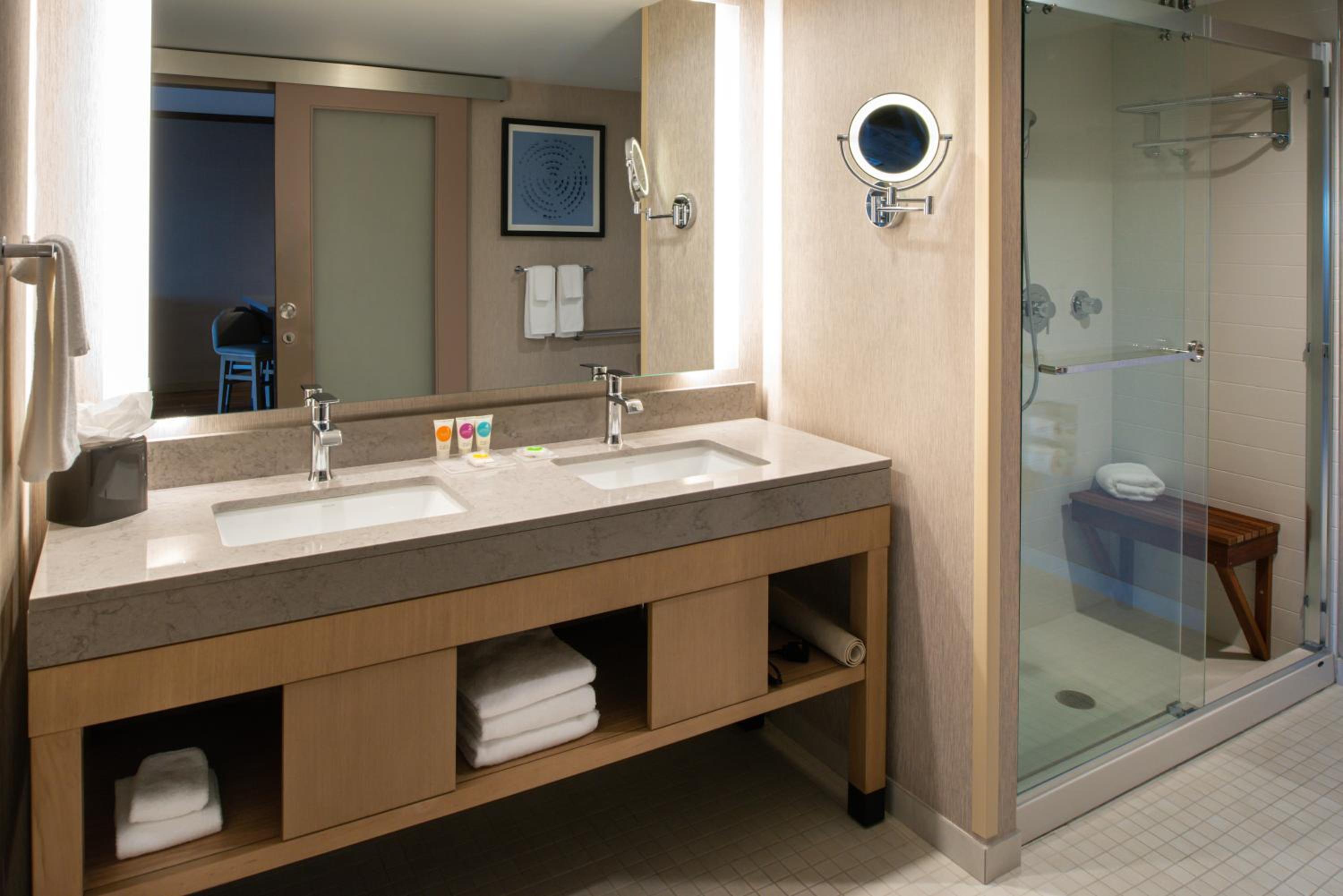 One-Bedroom King Suite With Sofa Bed - Photo 2