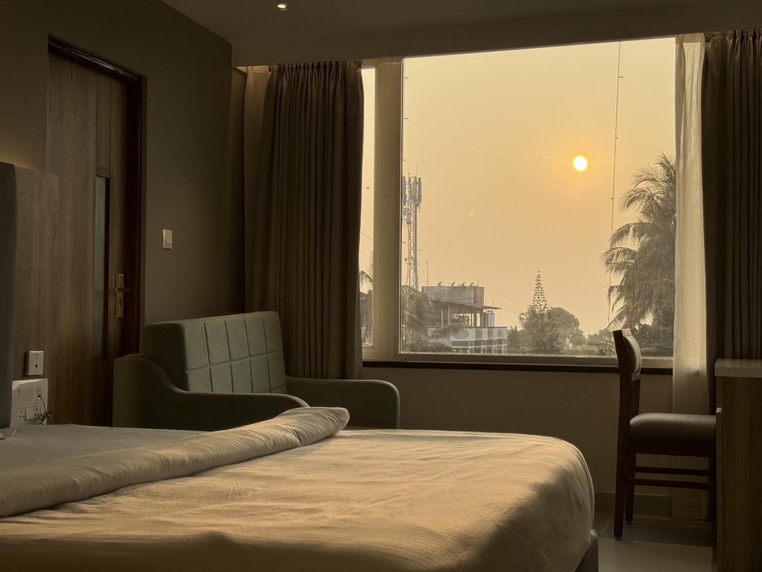 Deluxe Room - Photo 13