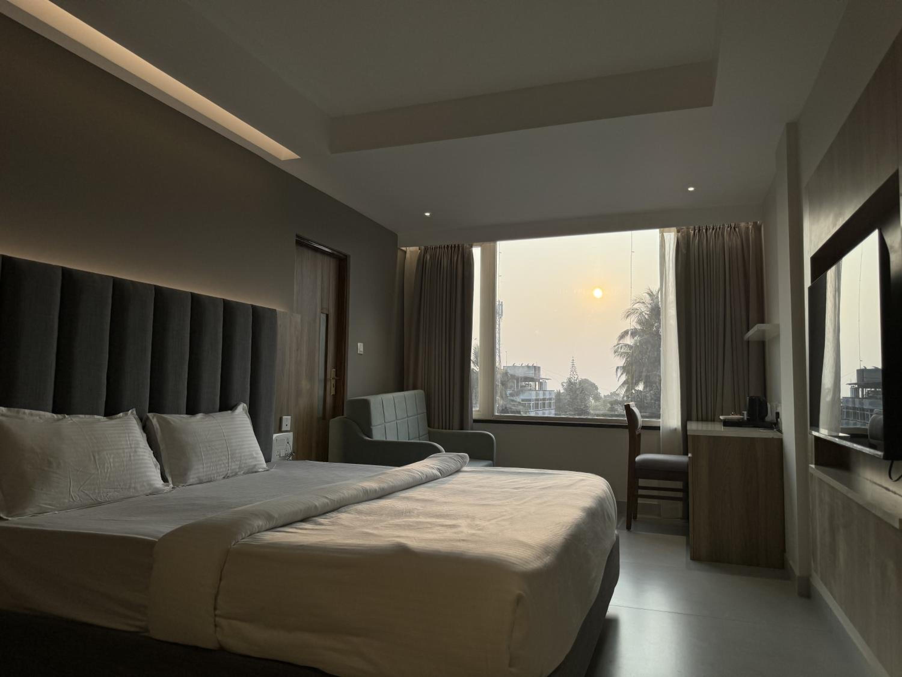 Deluxe Room - Photo 8