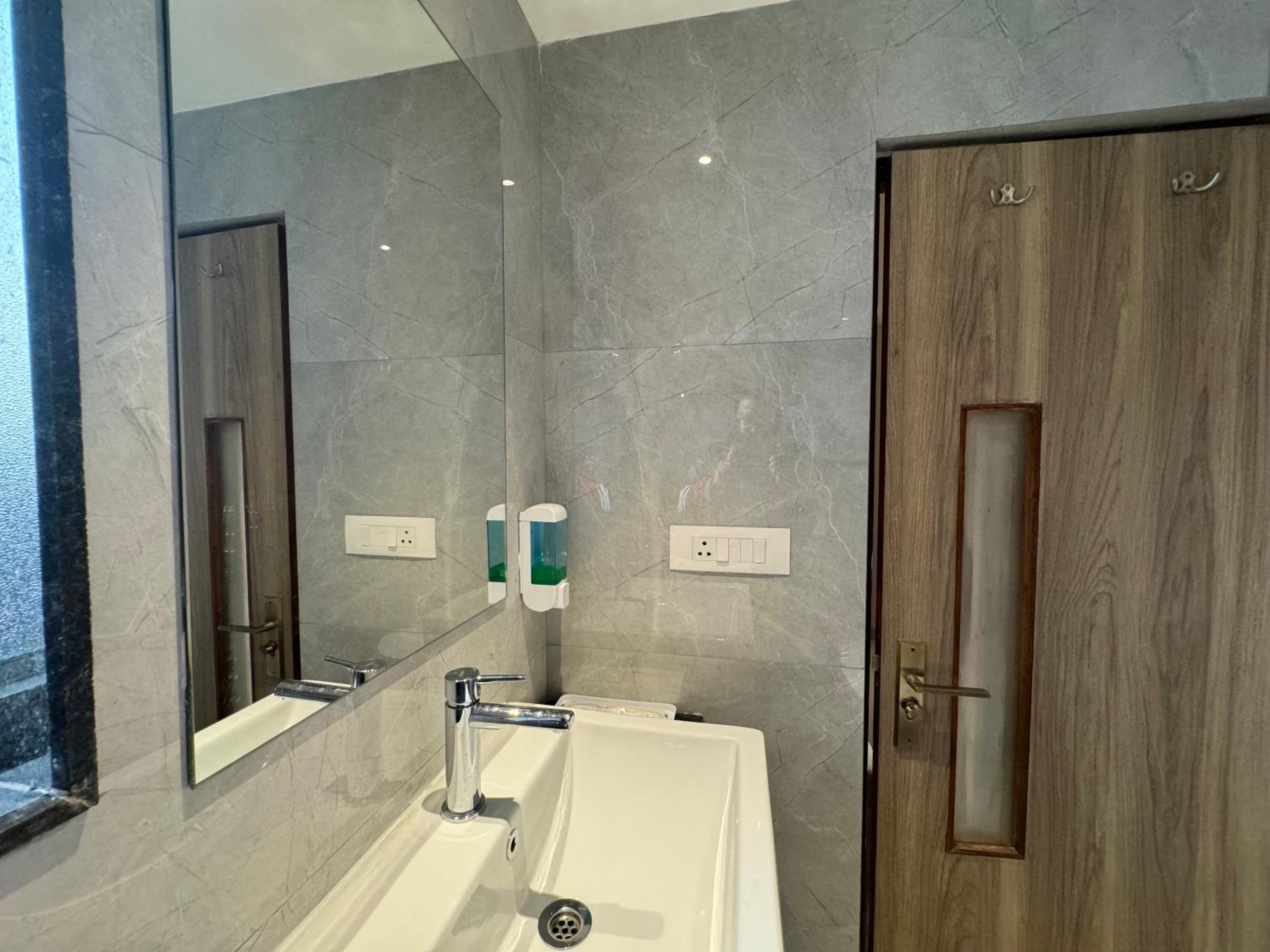 Deluxe Room - Photo 9