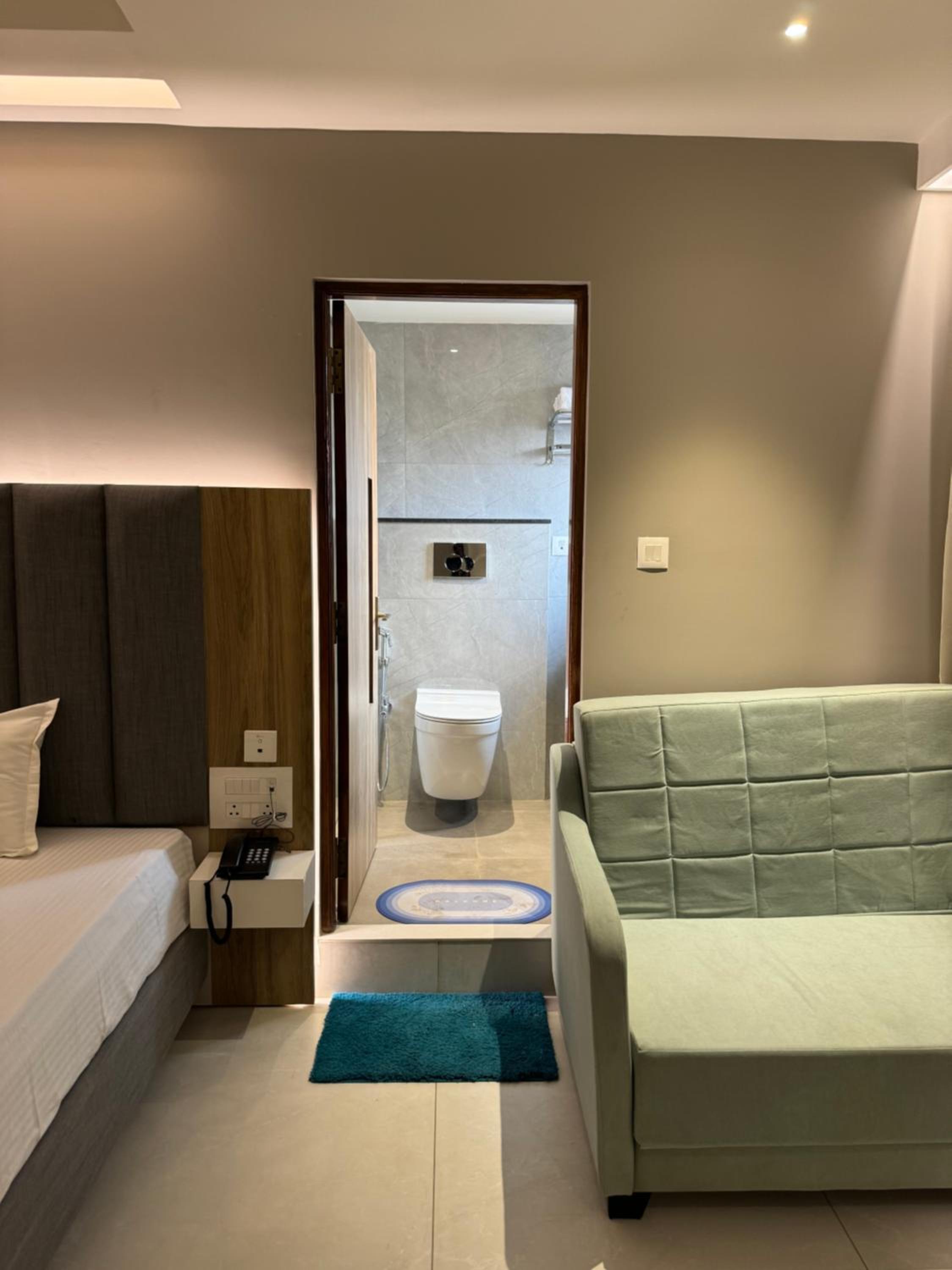 Deluxe Room - Photo 11
