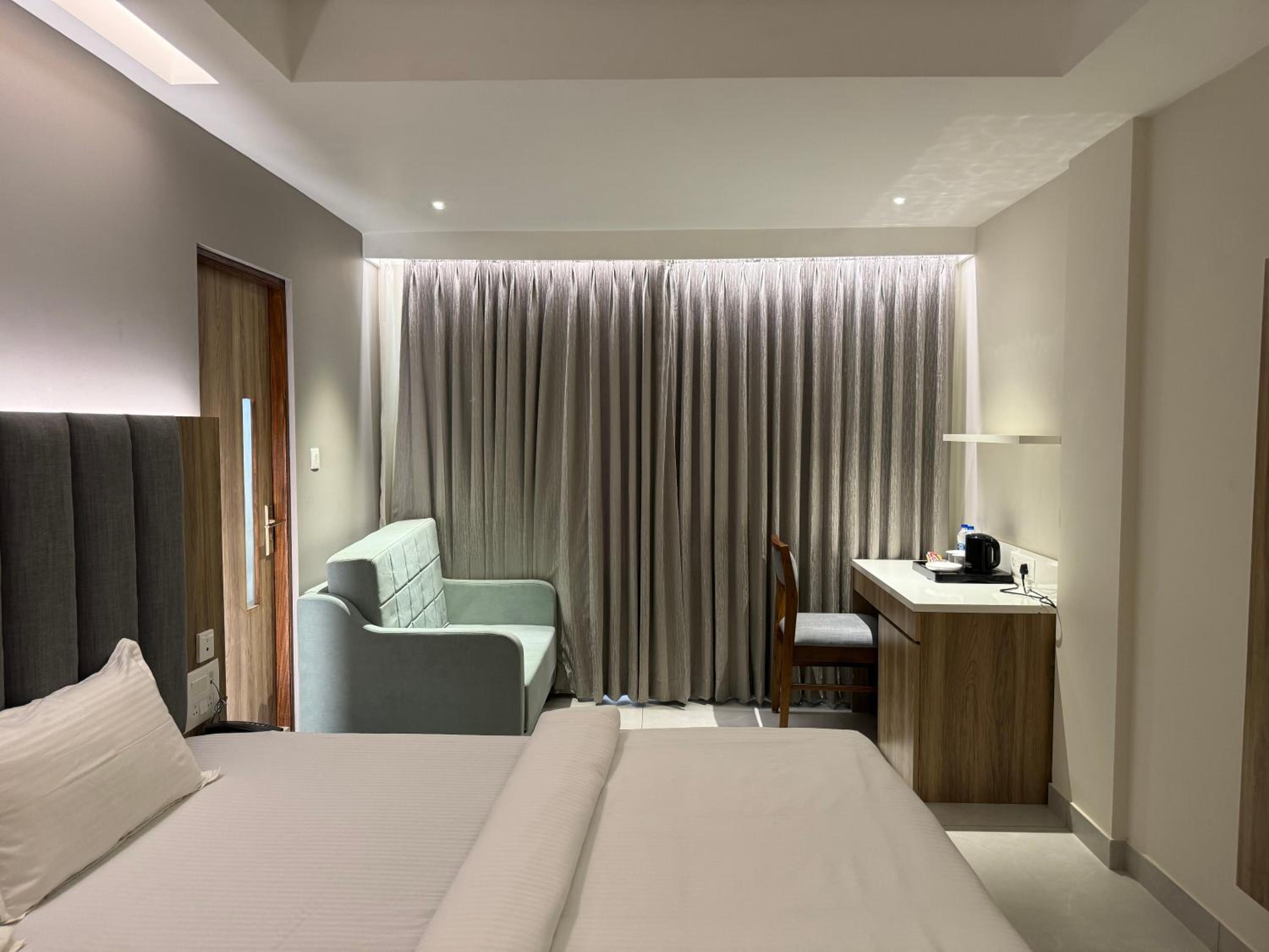 Deluxe Room - Photo 12