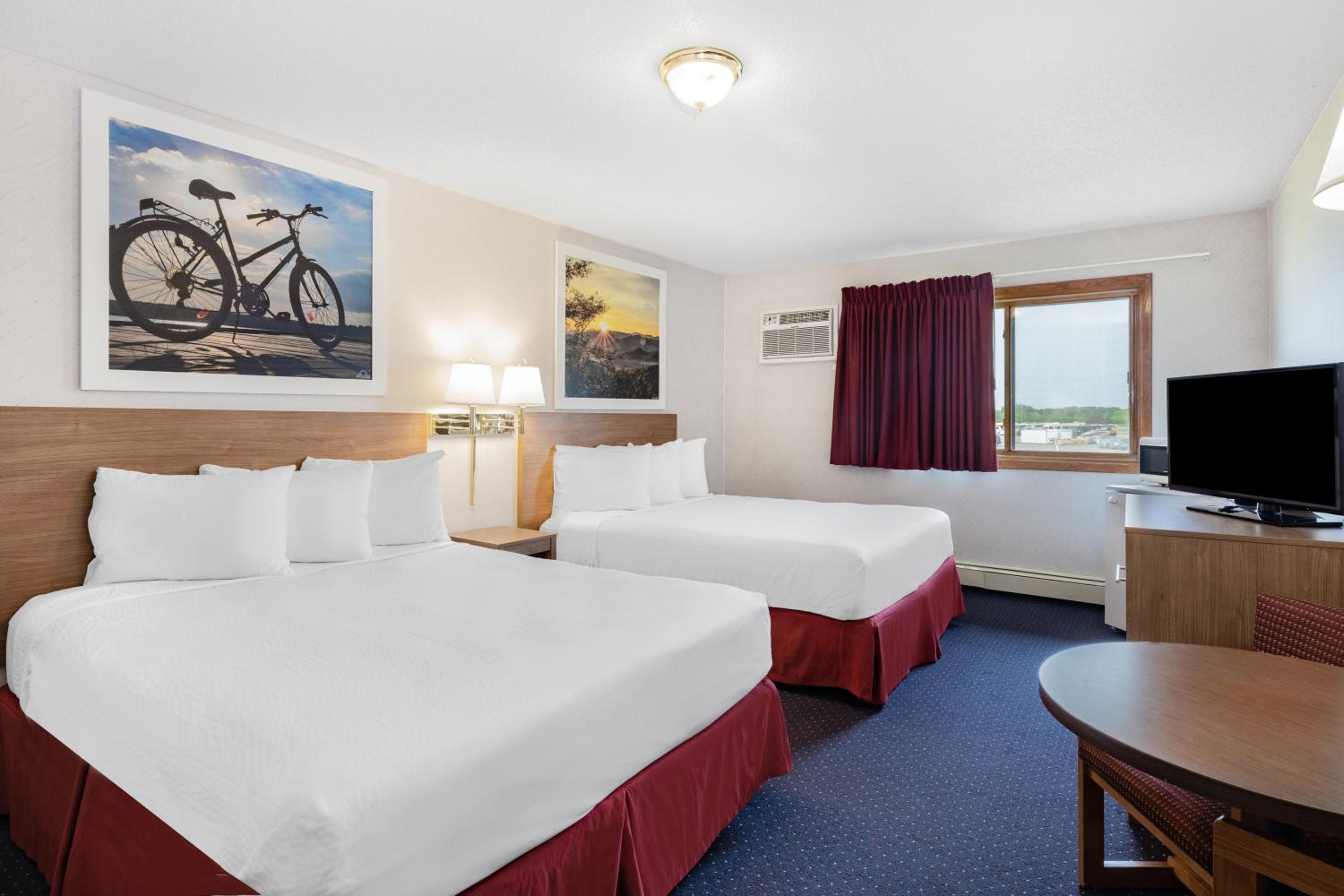 Queen Room with Two Queen Beds - Non-Smoking - Photo 3