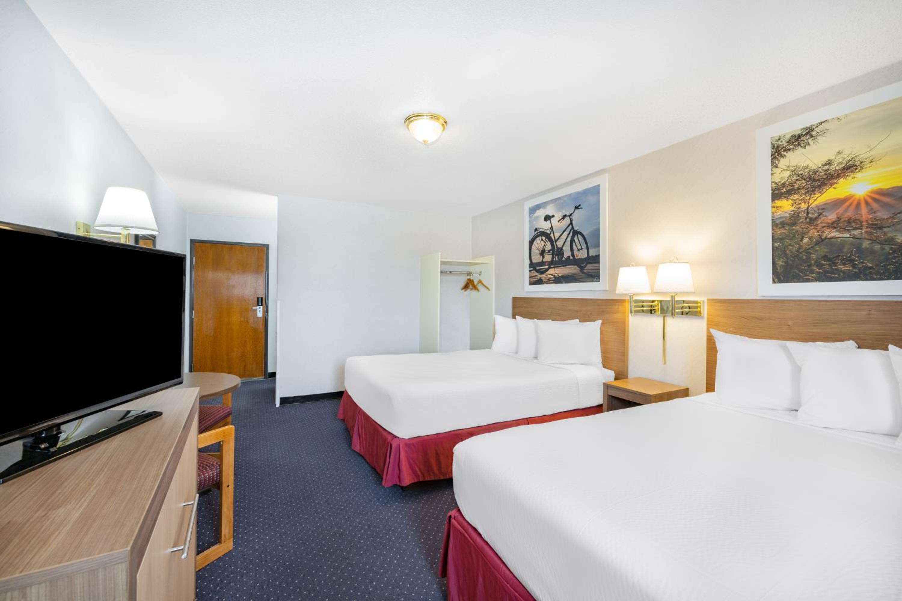 Queen Room with Two Queen Beds - Non-Smoking - Photo 1