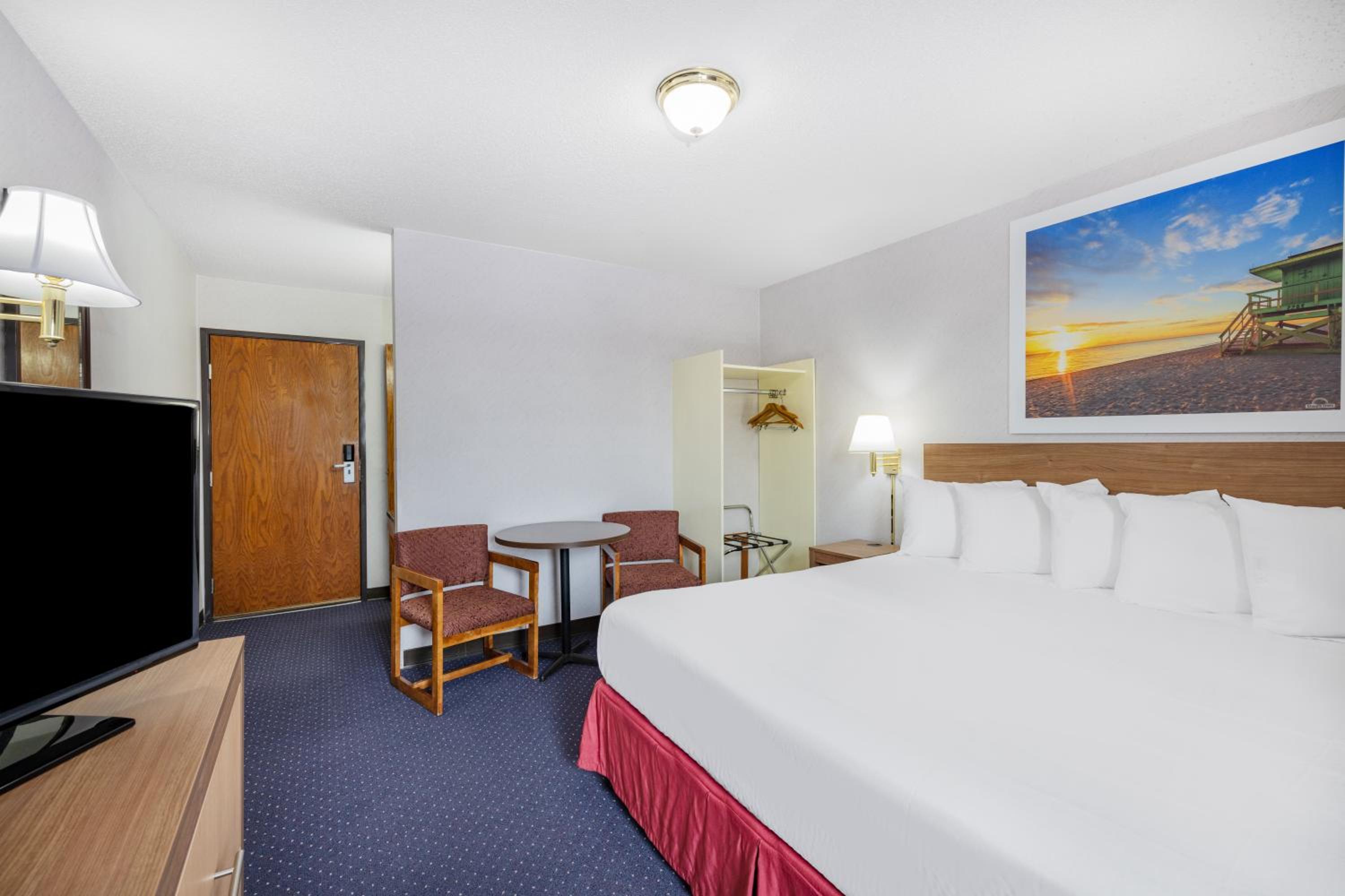 King Room - Non-Smoking - Photo 2