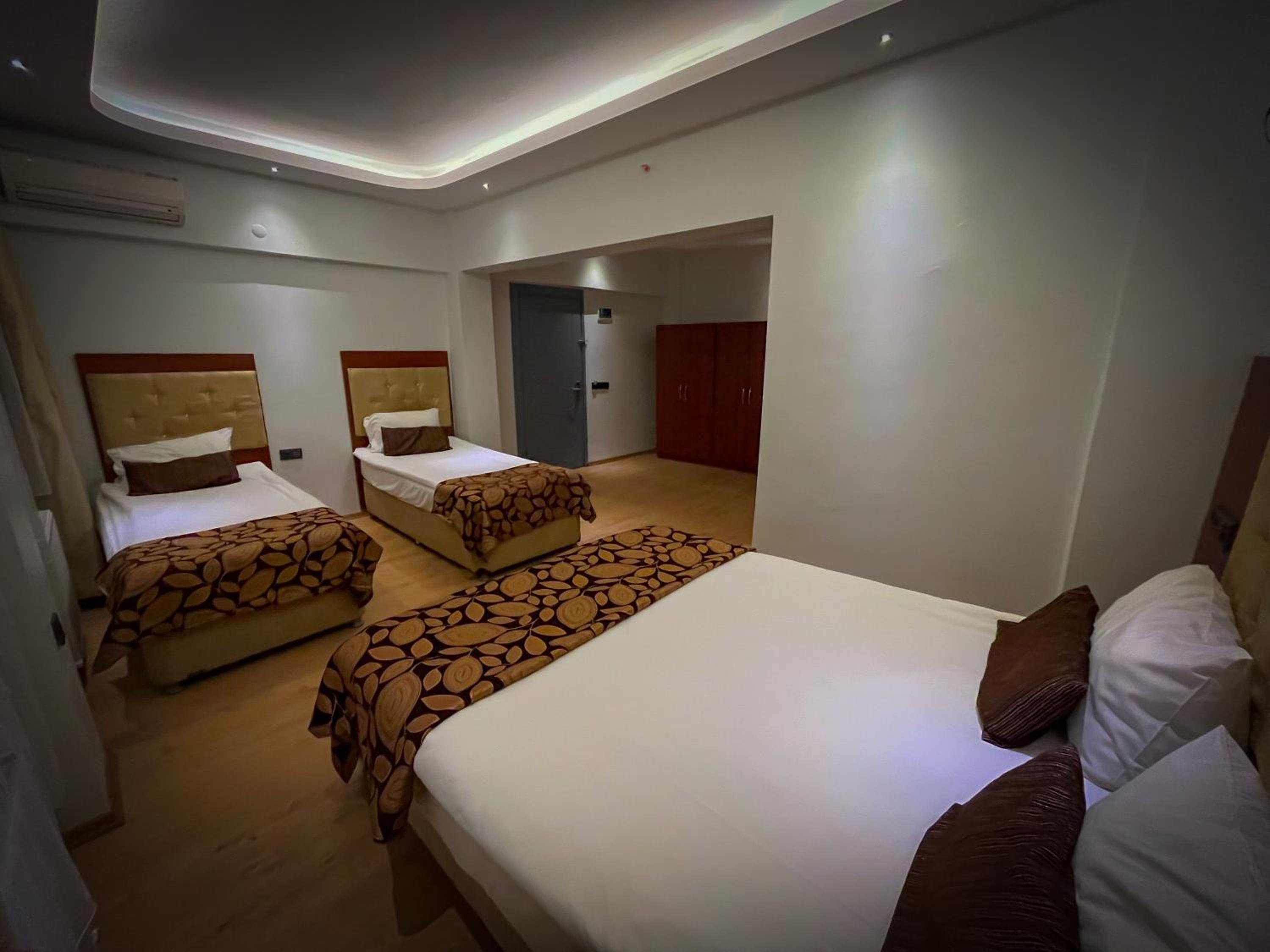 Suite - Photo 1
