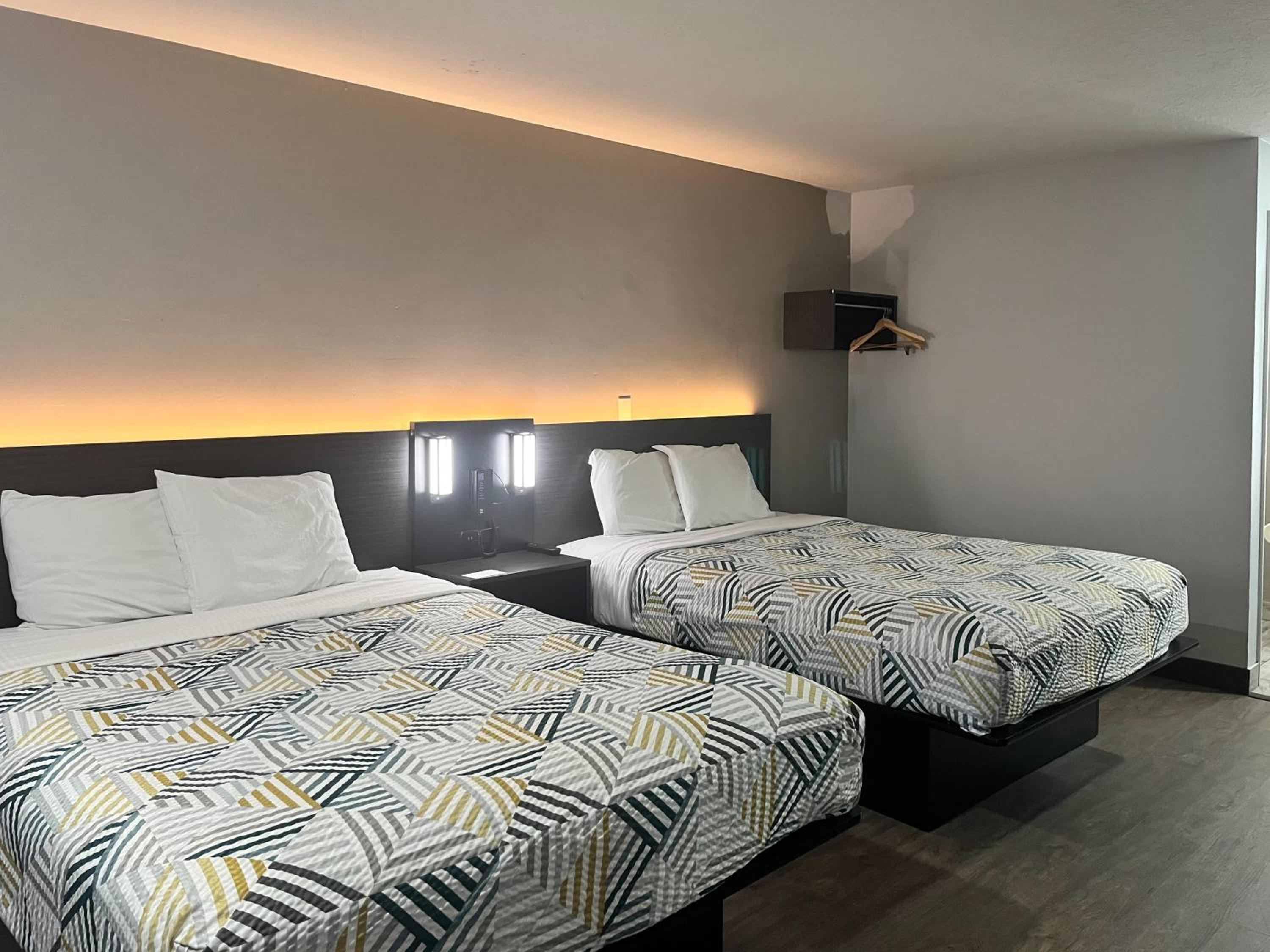 Deluxe Queen Room with Two Queen Beds - Non-Smoking - Photo 4