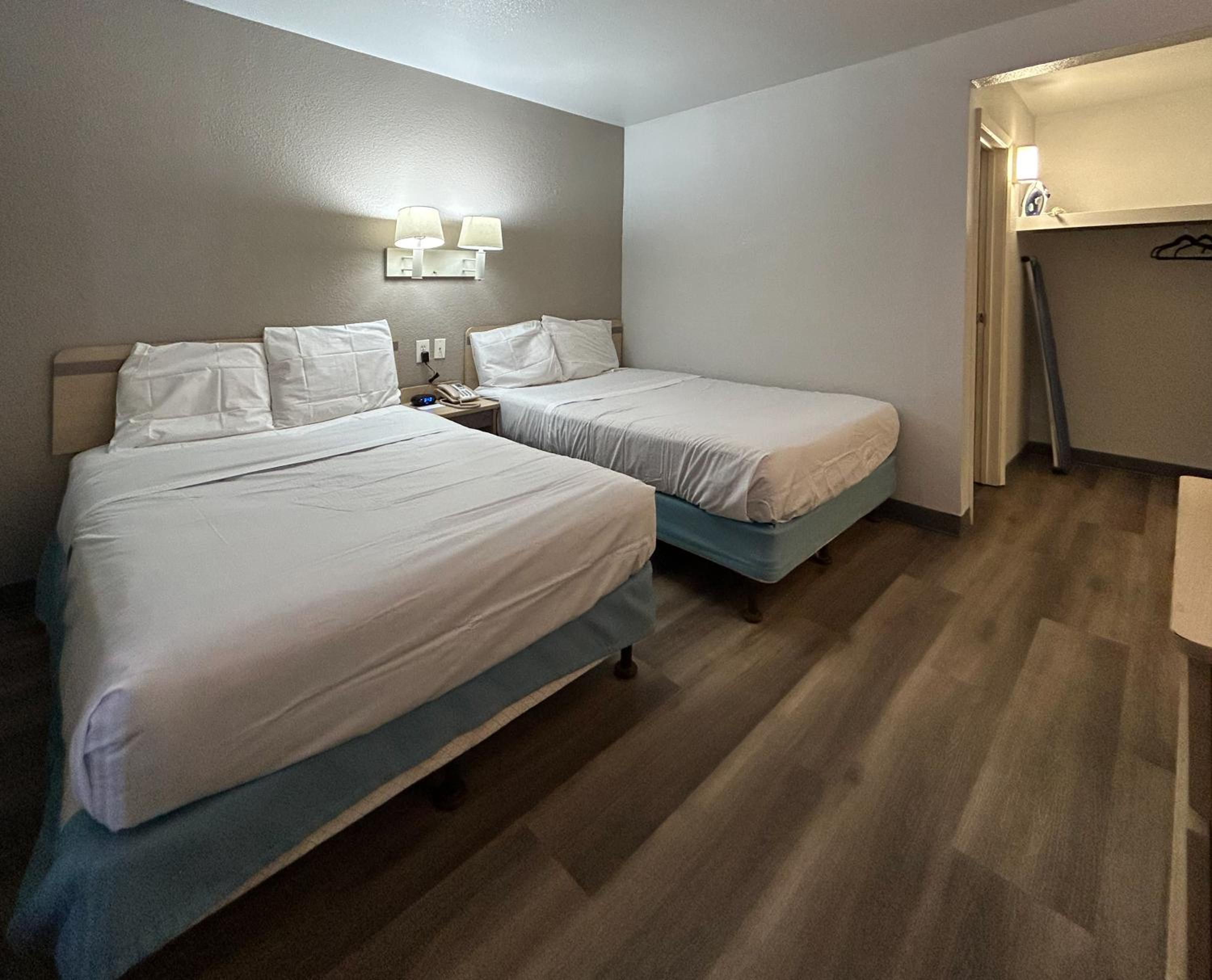 Quadruple Room - Non-Smoking - Photo 4