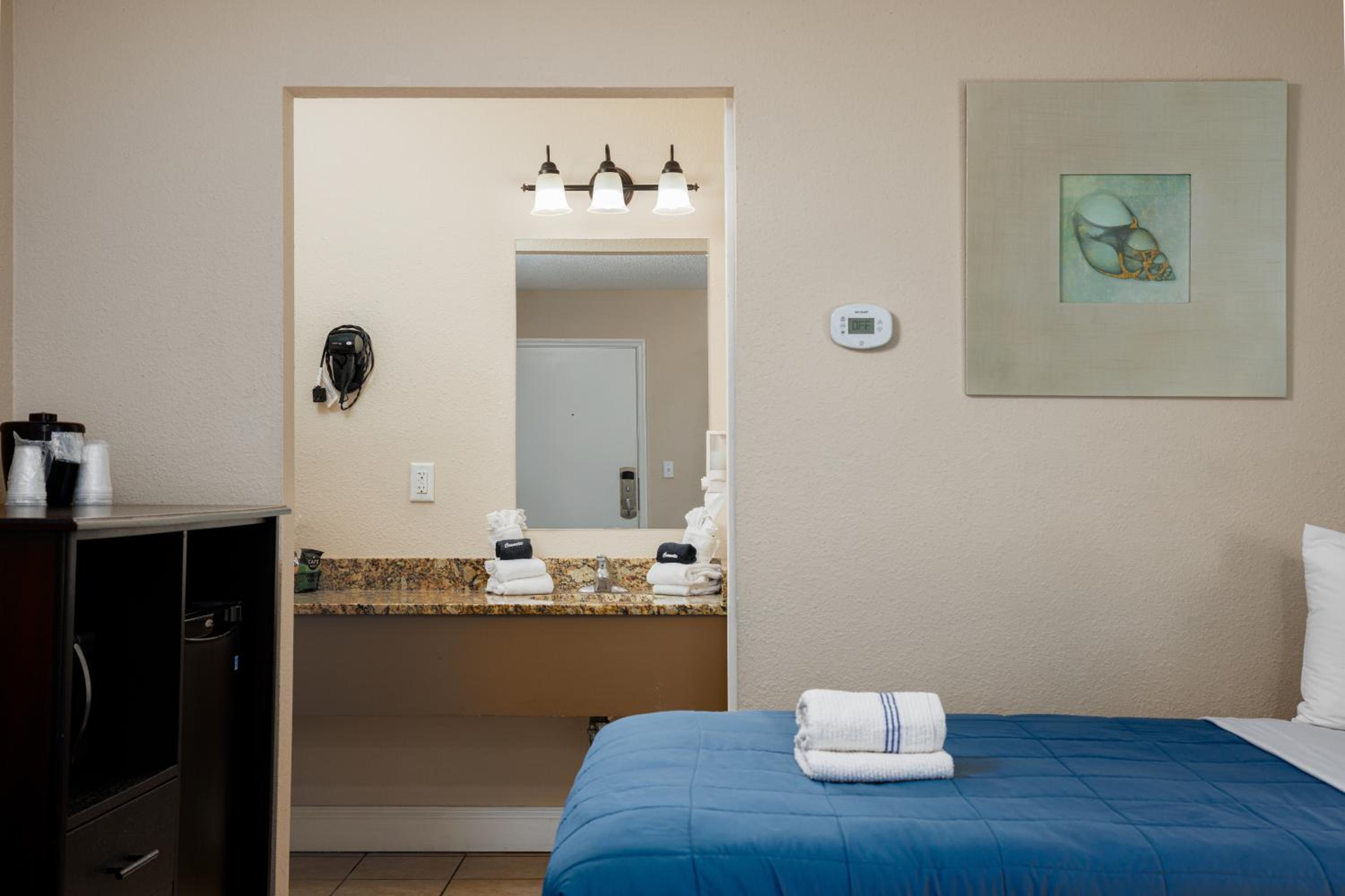 Queen Room With Two Queen Beds - Photo 7