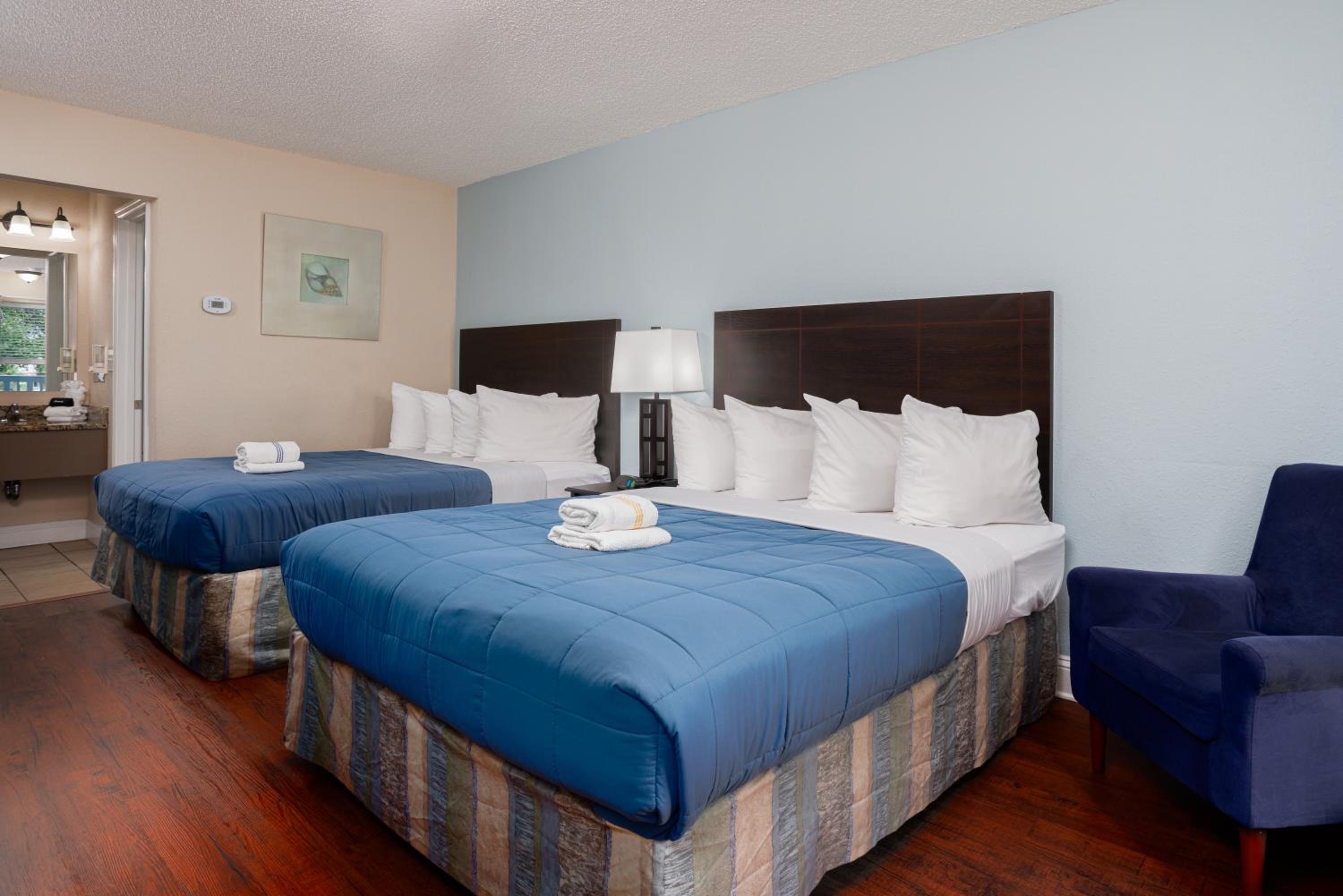 Queen Room With Two Queen Beds - Photo 1