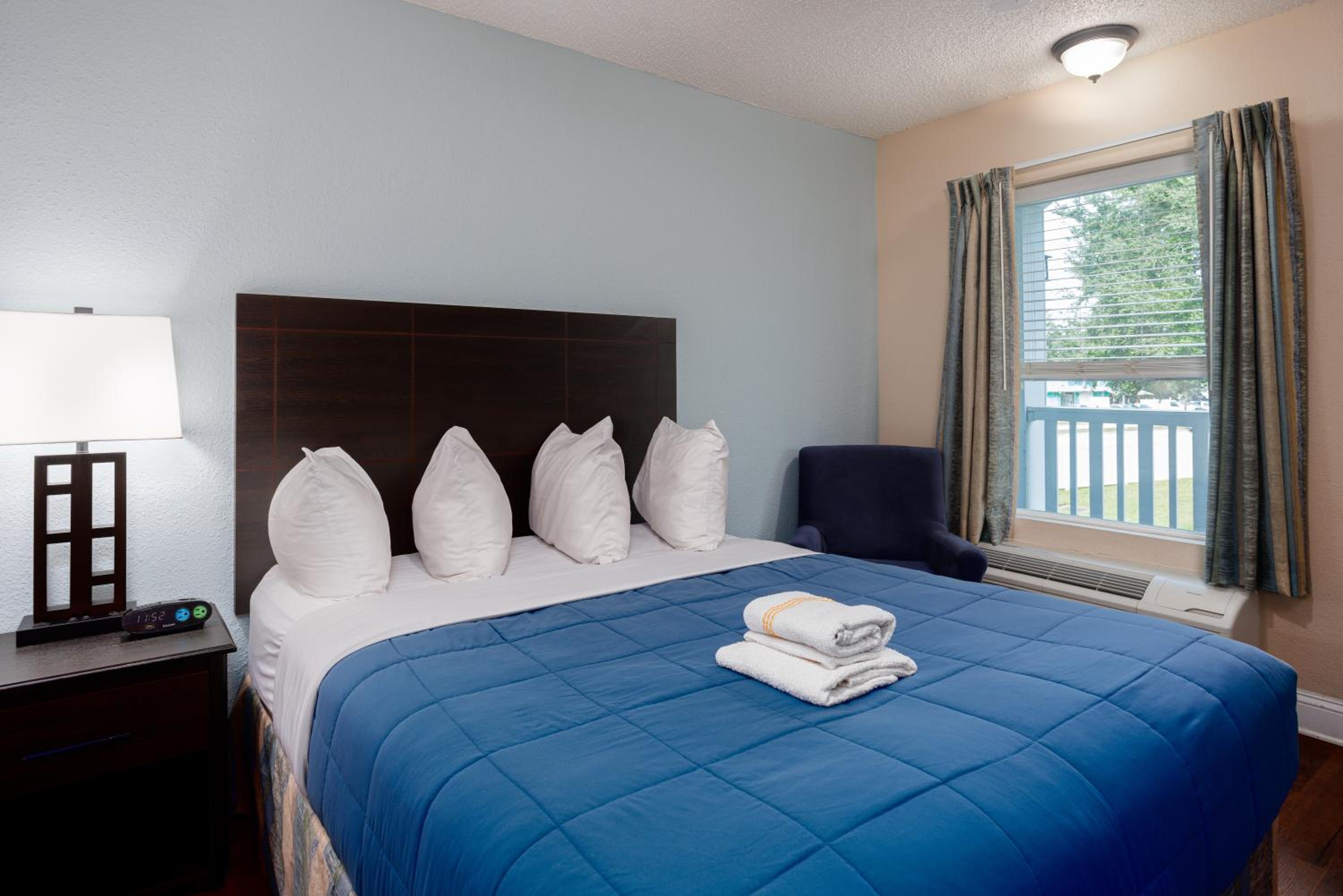 Queen Room With Two Queen Beds - Photo 3