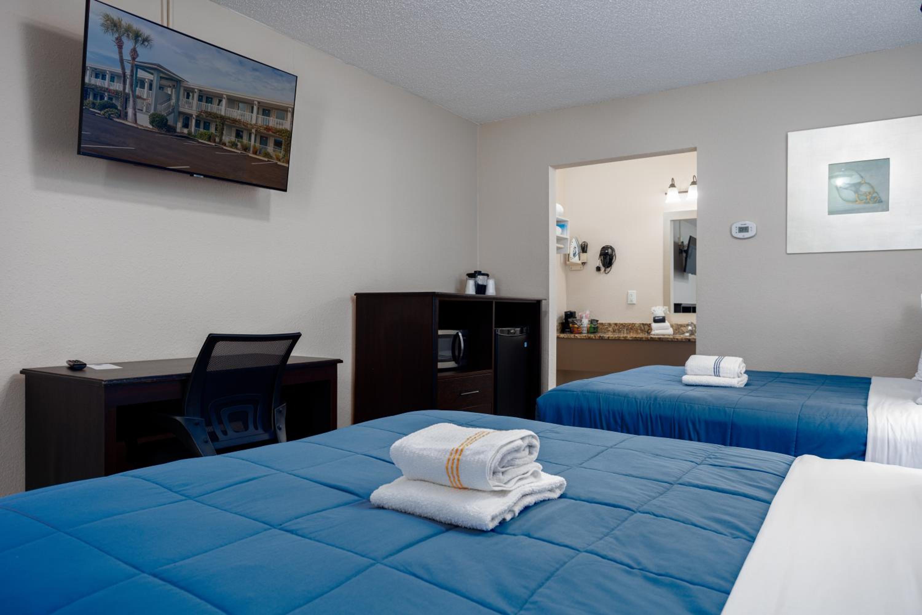 Queen Room With Two Queen Beds - Photo 6