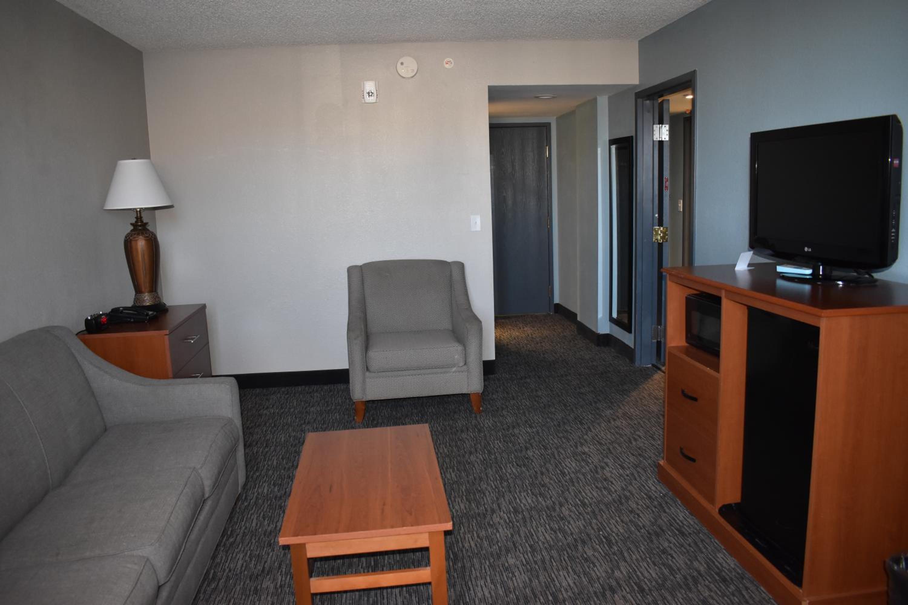 One-Bedroom Queen Suite with Two Queen Beds and Sofa Bed - No Pets - Photo 2
