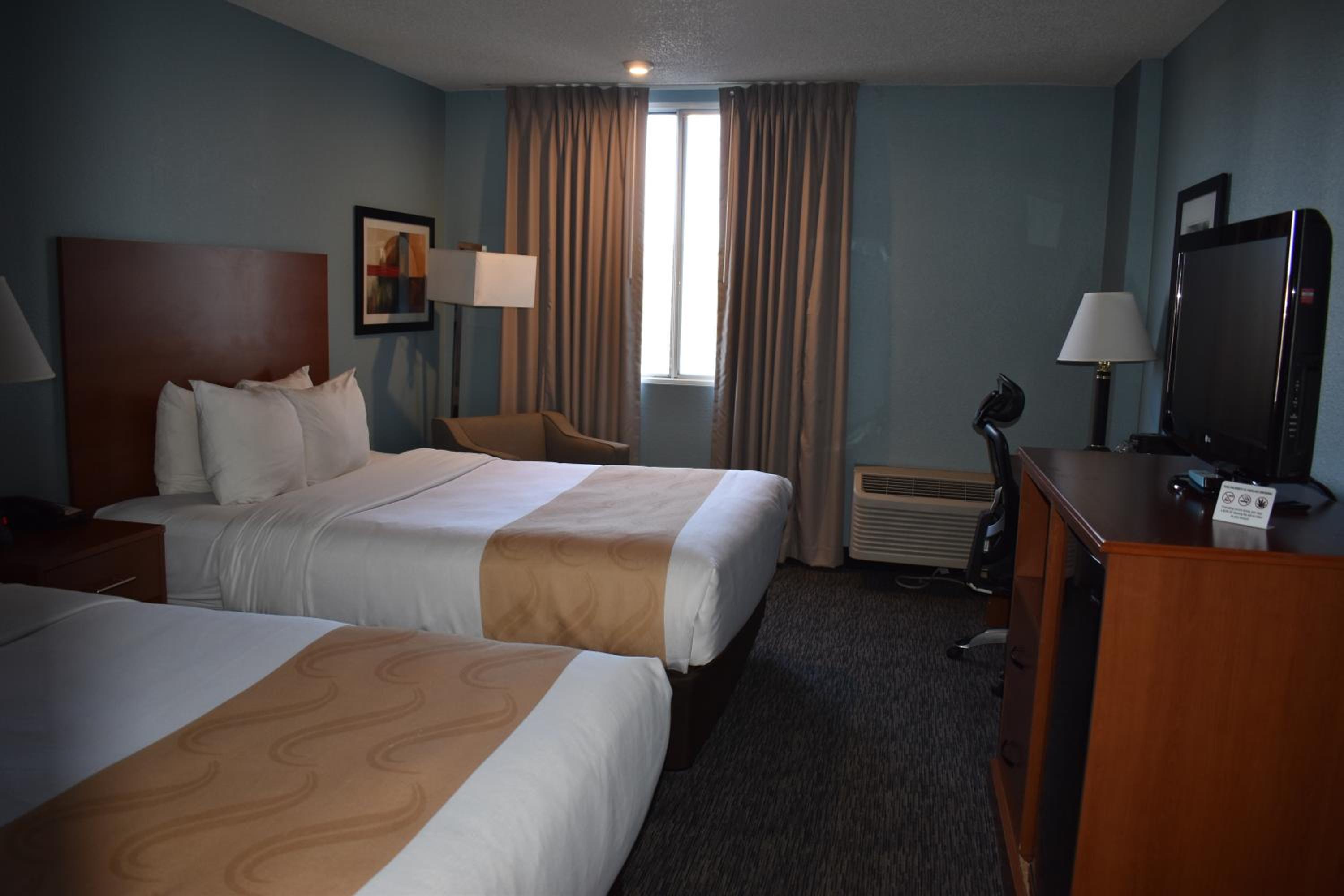 Executive Queen Room with Two Queen Beds - Non-Smoking/No Pets - Photo 4