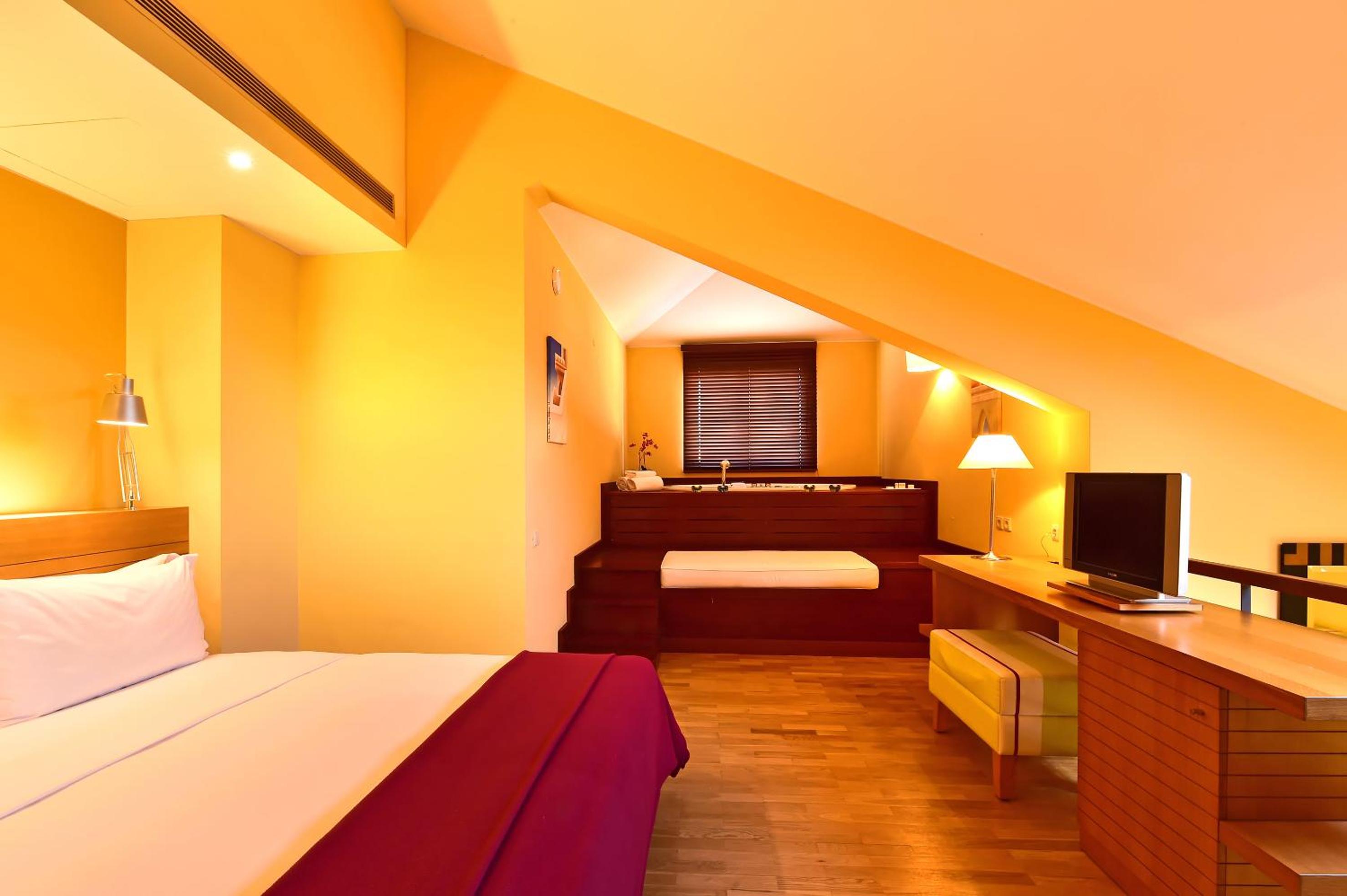 Mezzanine Suite with Hot Tub - Photo 4