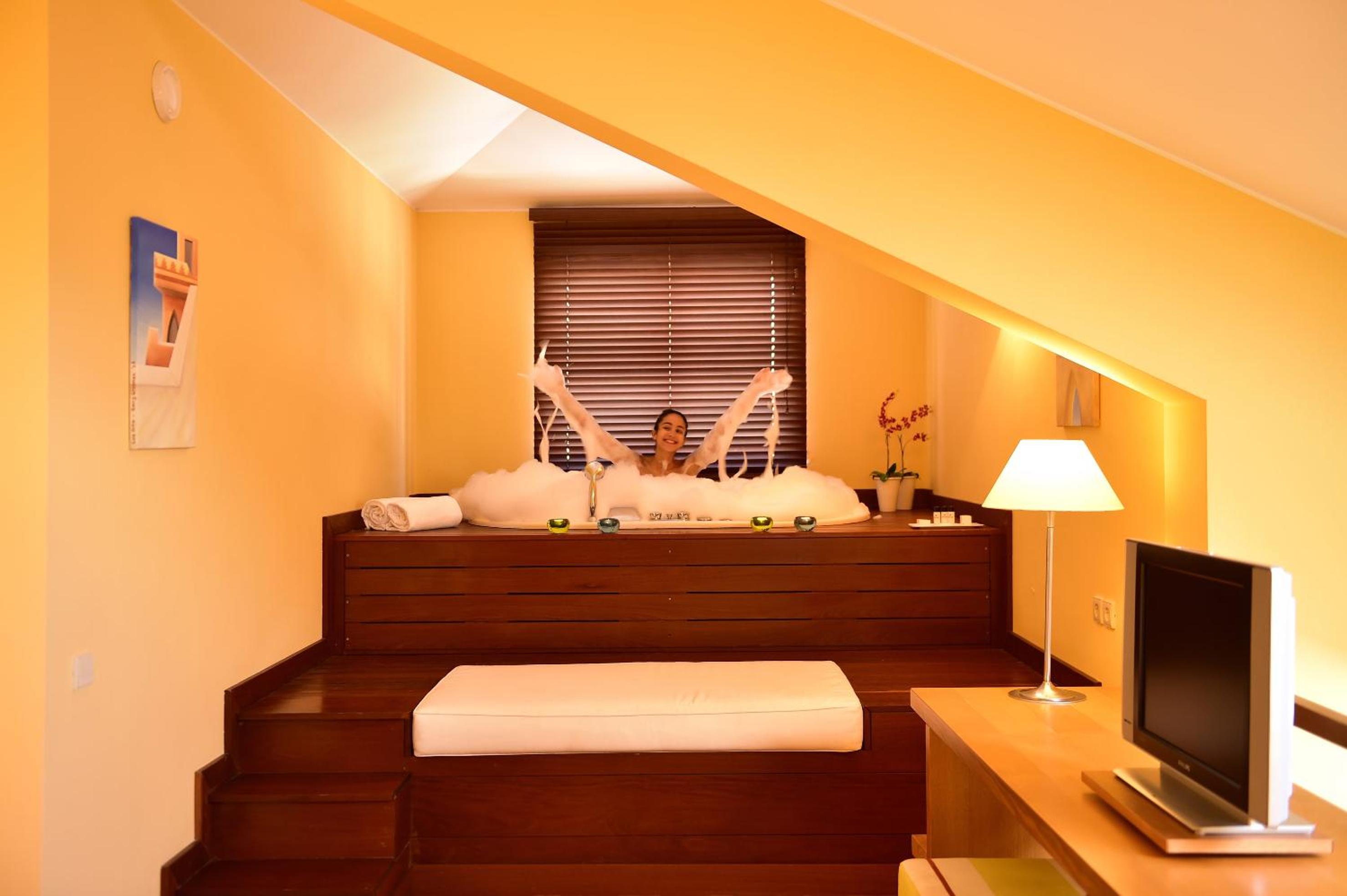 Mezzanine Suite with Hot Tub - Photo 5