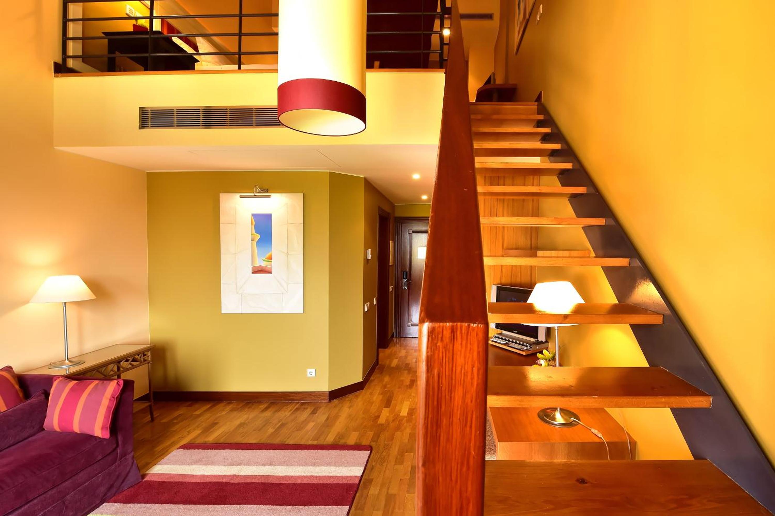 Mezzanine Suite with Hot Tub - Photo 2
