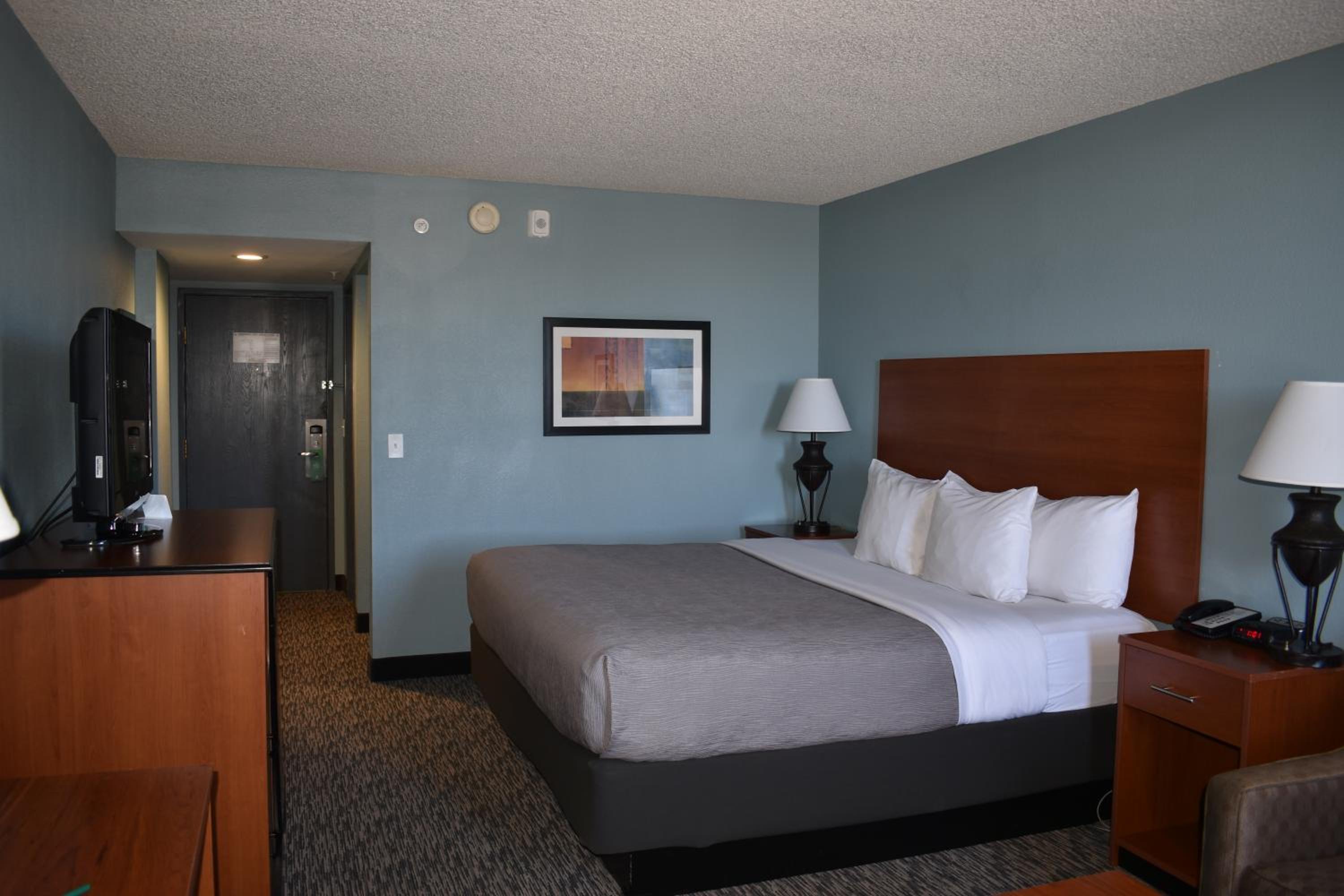 King Room - Accessible/Non-Smoking/No Pets - Photo 3