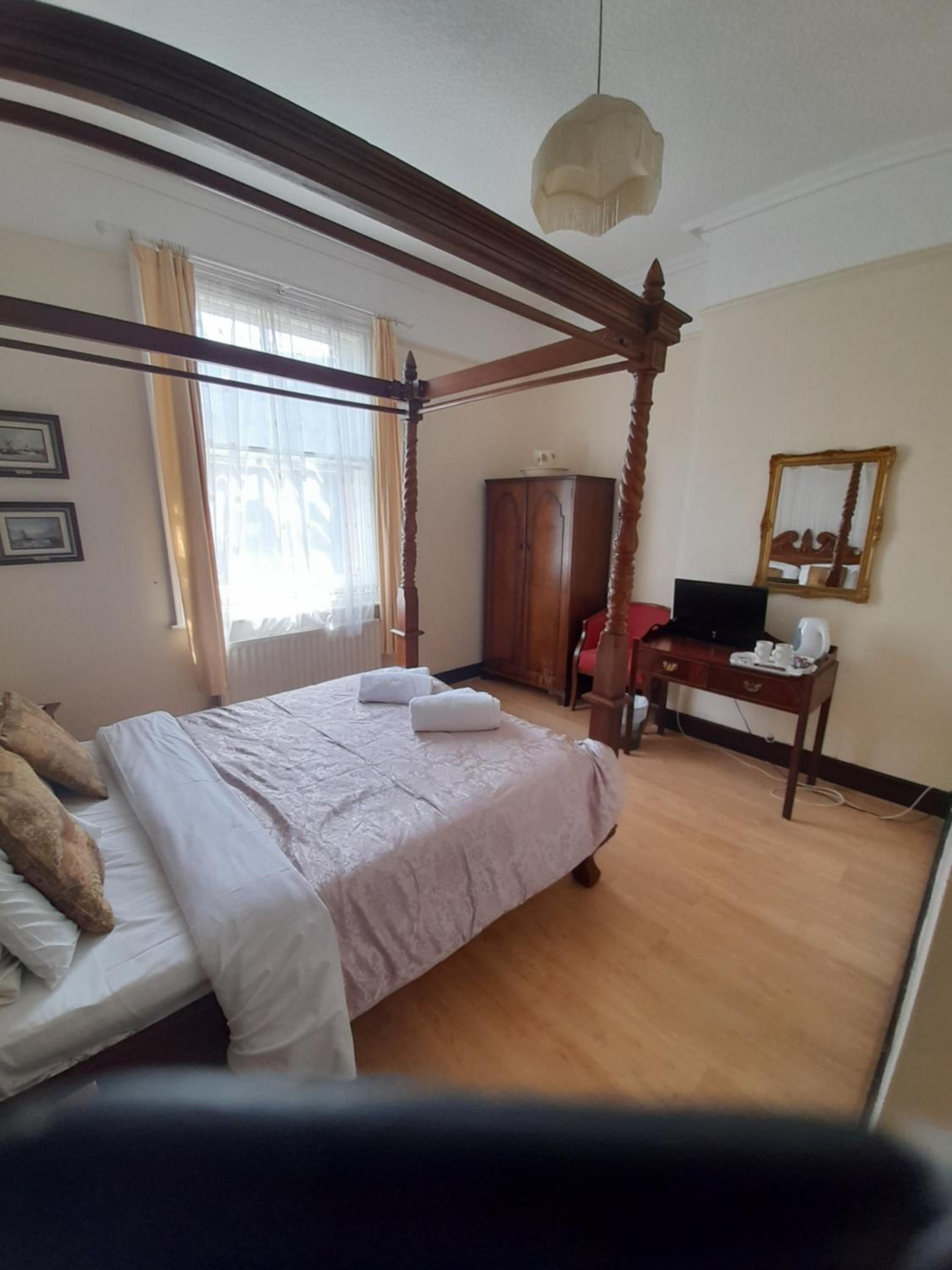 Double Room with Four Poster Bed photo 2