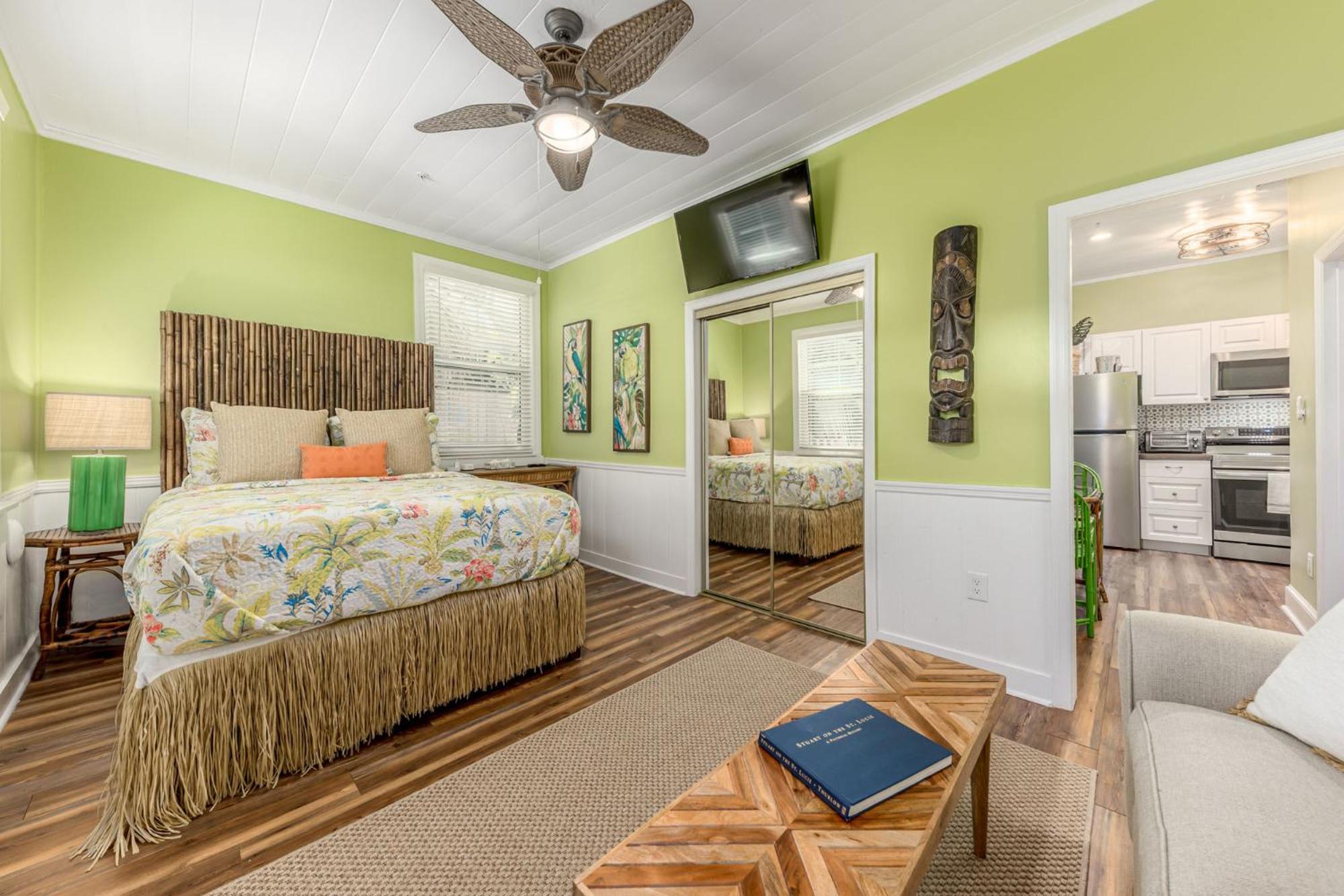 Deluxe Queen Suite