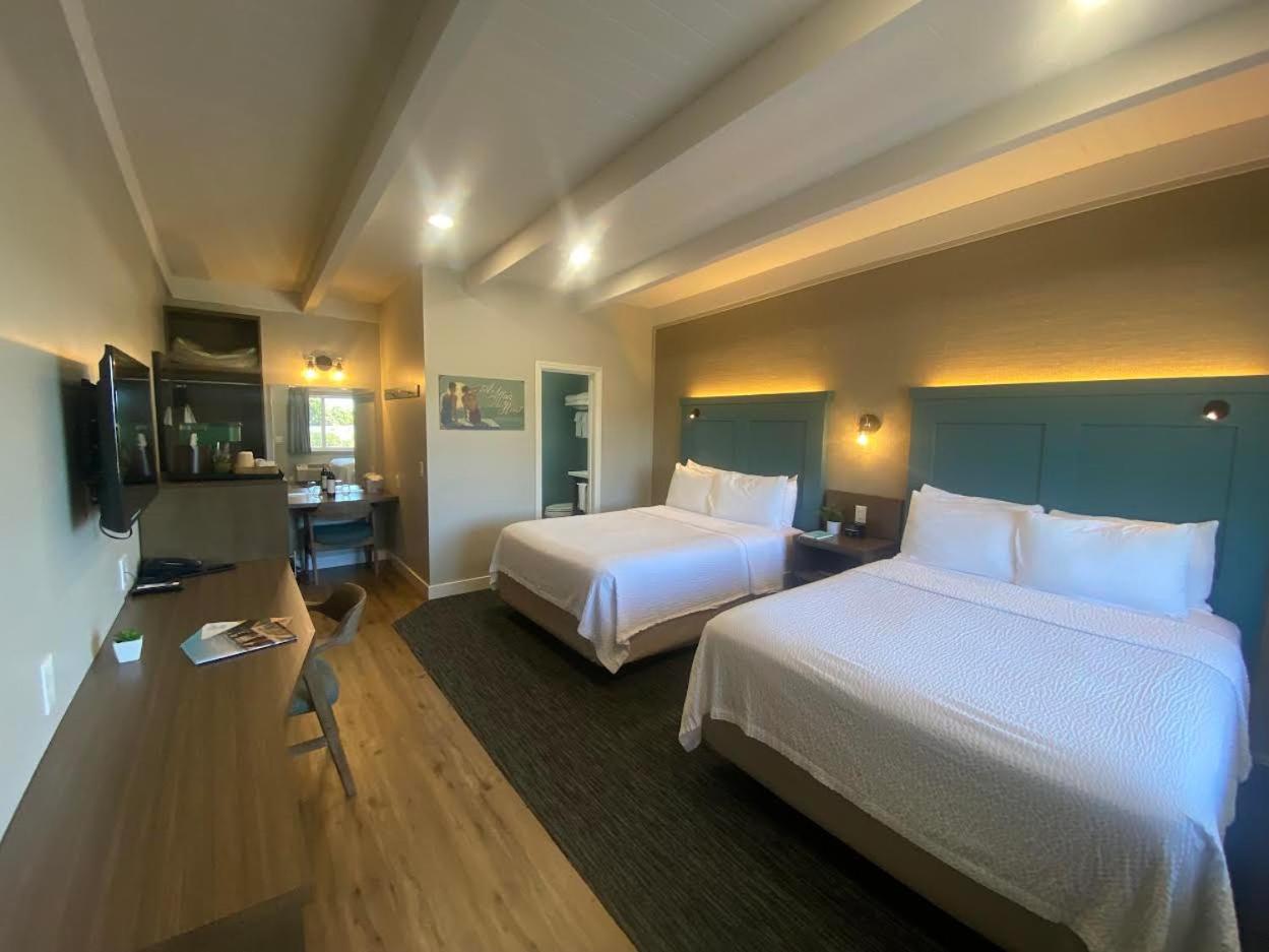 2-Queen Partial Oceanview Room. No Pets photo 3