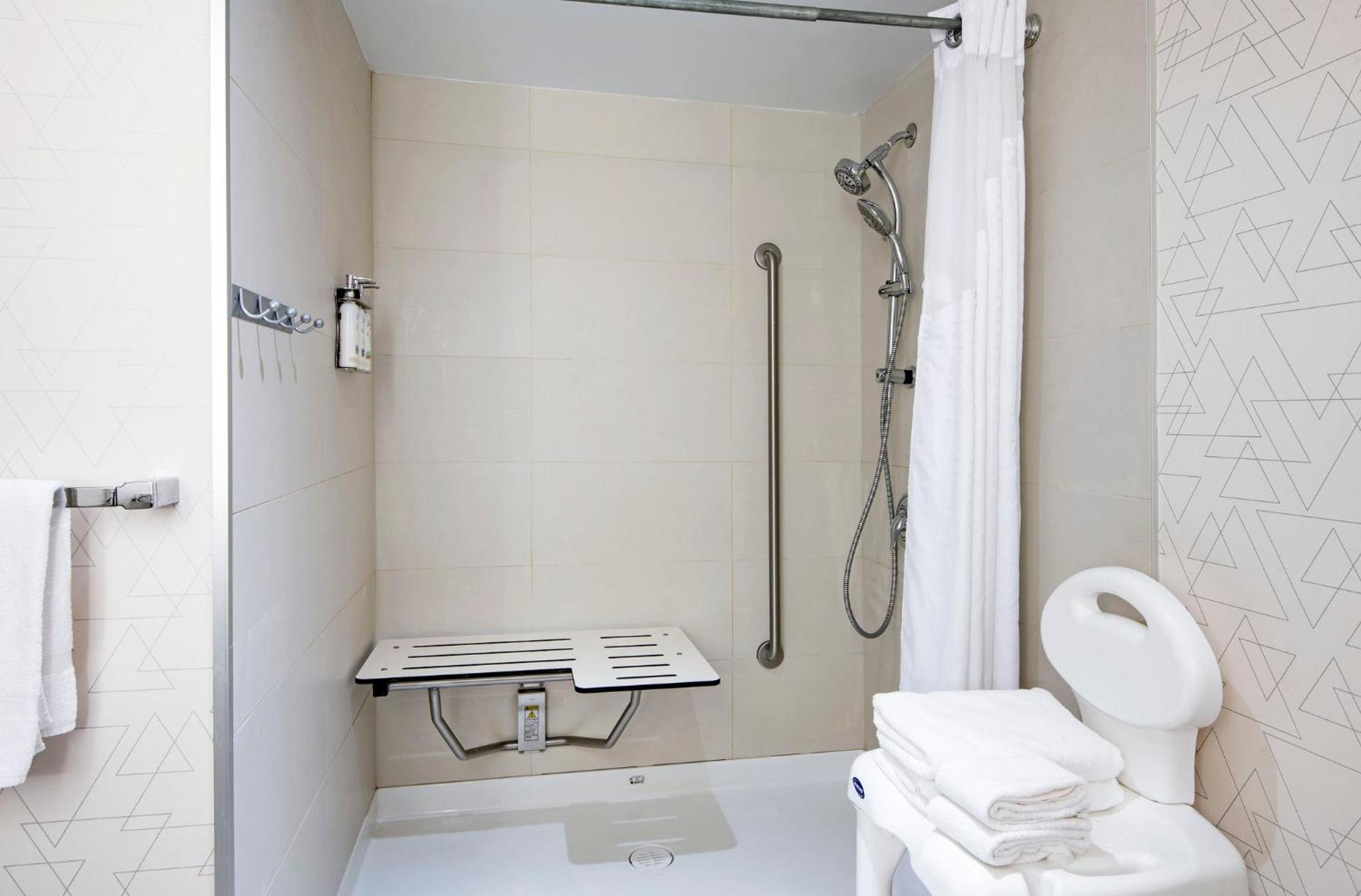 Queen Room with Two Queen Beds- Hearing Accessible Roll in Shower/Non-Smoking - Photo 5