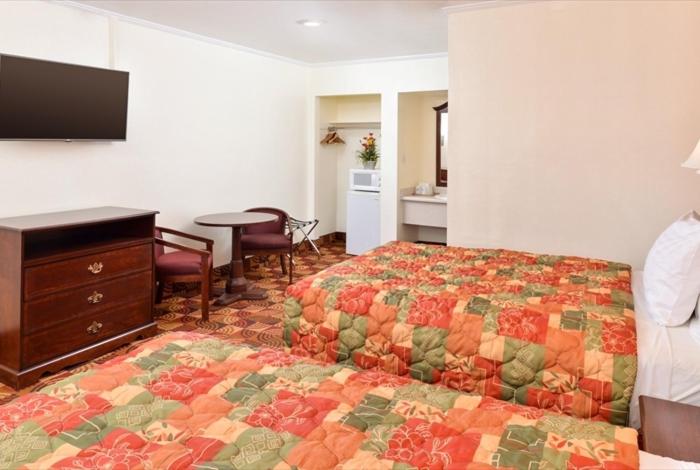 Double Room with Two Double Beds - Photo 2