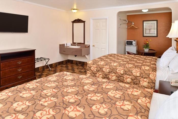 Queen Room with Two Queen Beds - Photo 5