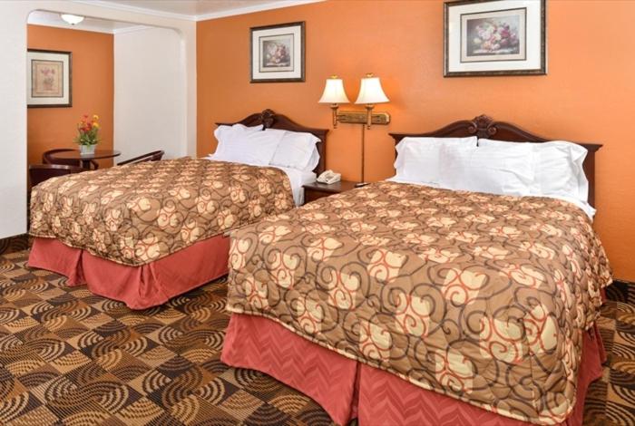 Queen Room with Two Queen Beds - Photo 3