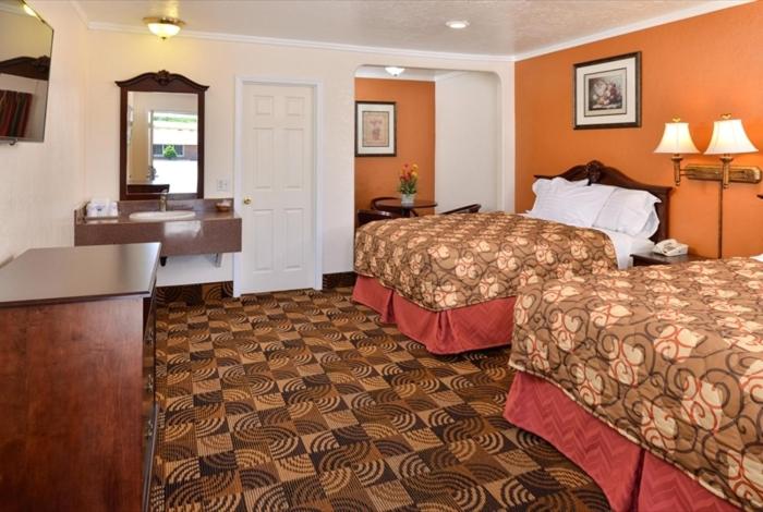Queen Room with Two Queen Beds - Photo 2