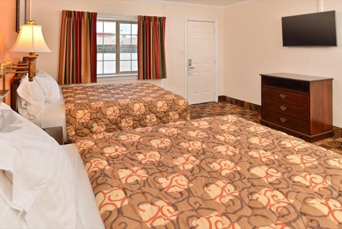 Queen Room with Two Queen Beds - Photo 4