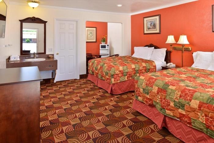 Queen Room with Two Queen Beds - Photo 1
