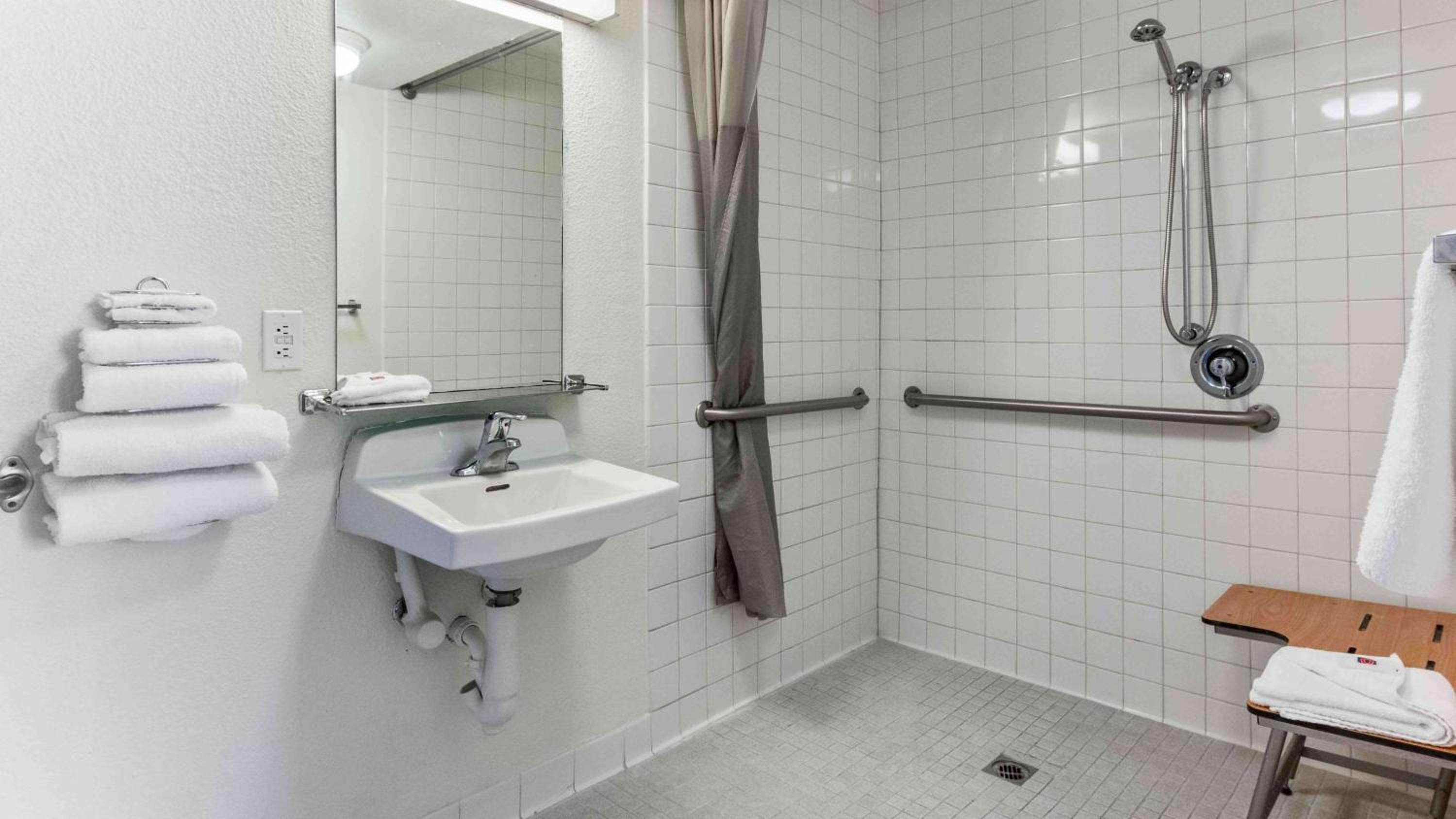 Quadruple Room - Disability Access - Non-Smoking photo 2