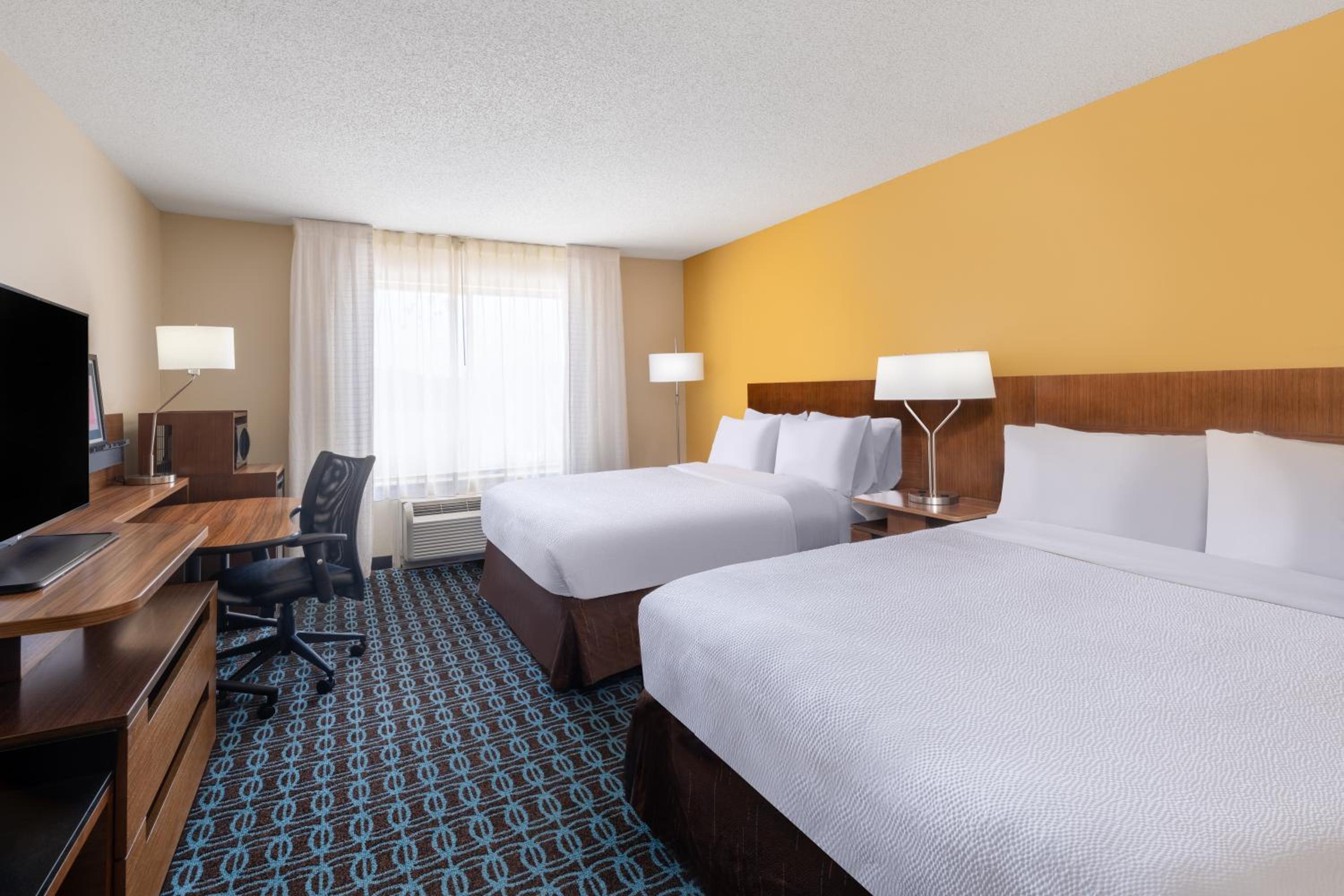 Standard Room with Two Queen Beds - Photo 7