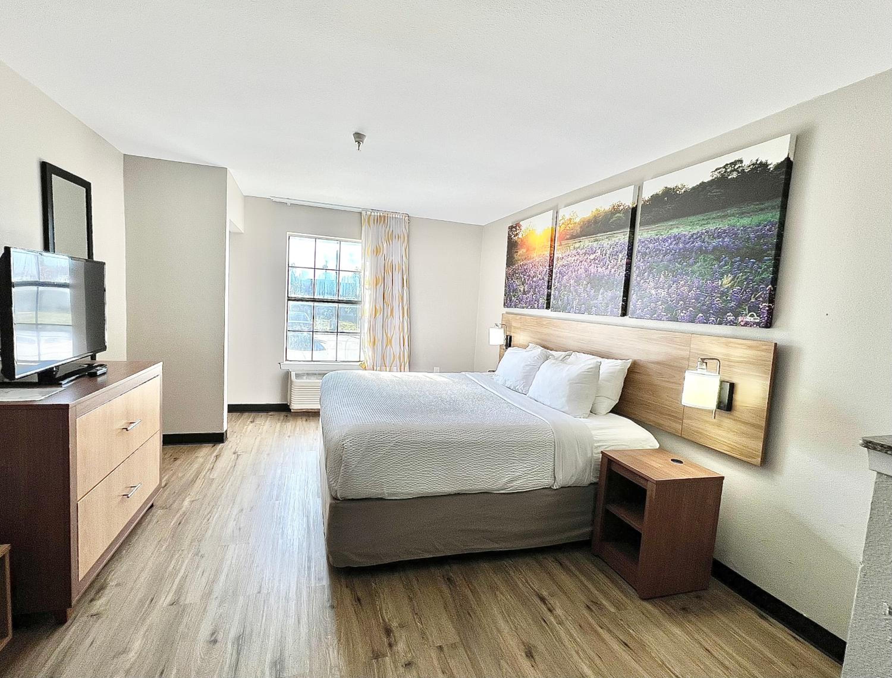 King Room - Non-Smoking - Photo 1