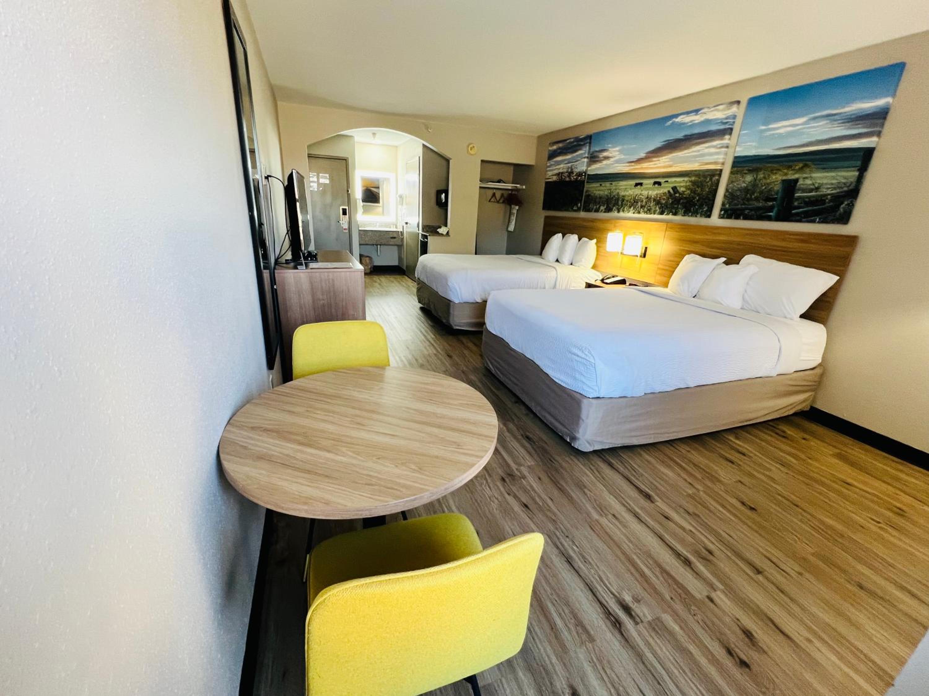 Queen Room with Two Queen Beds - Non-Smoking - Photo 3