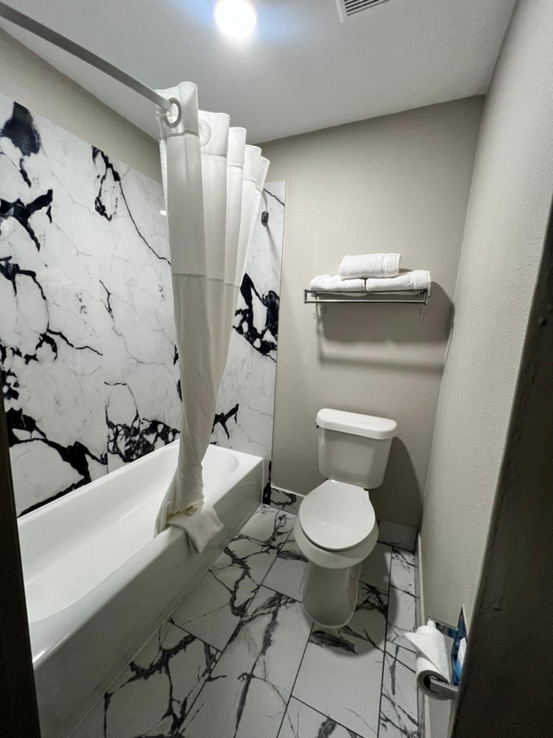 King Room - Non-Smoking - Photo 4