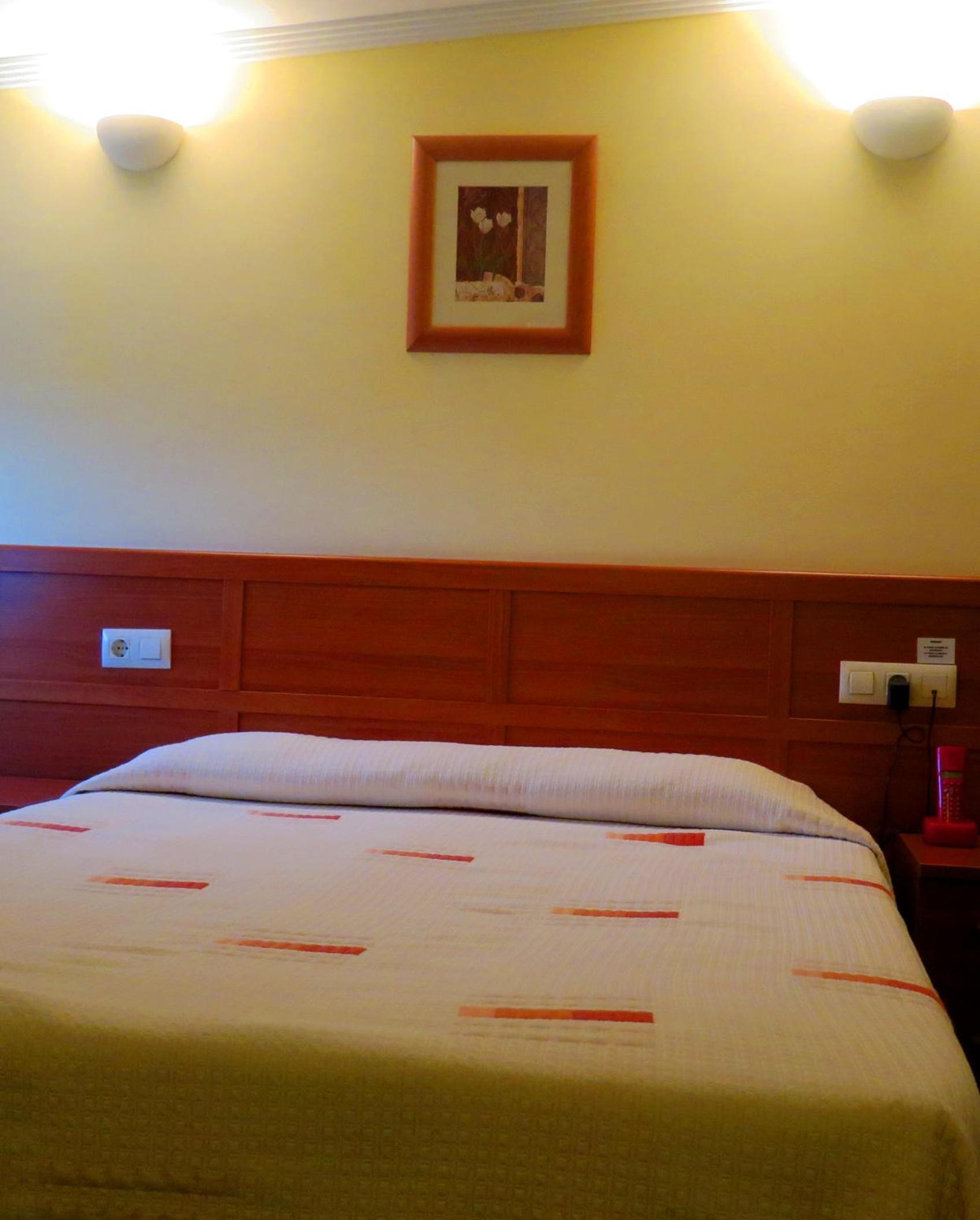 Double or Twin Room - Photo 7