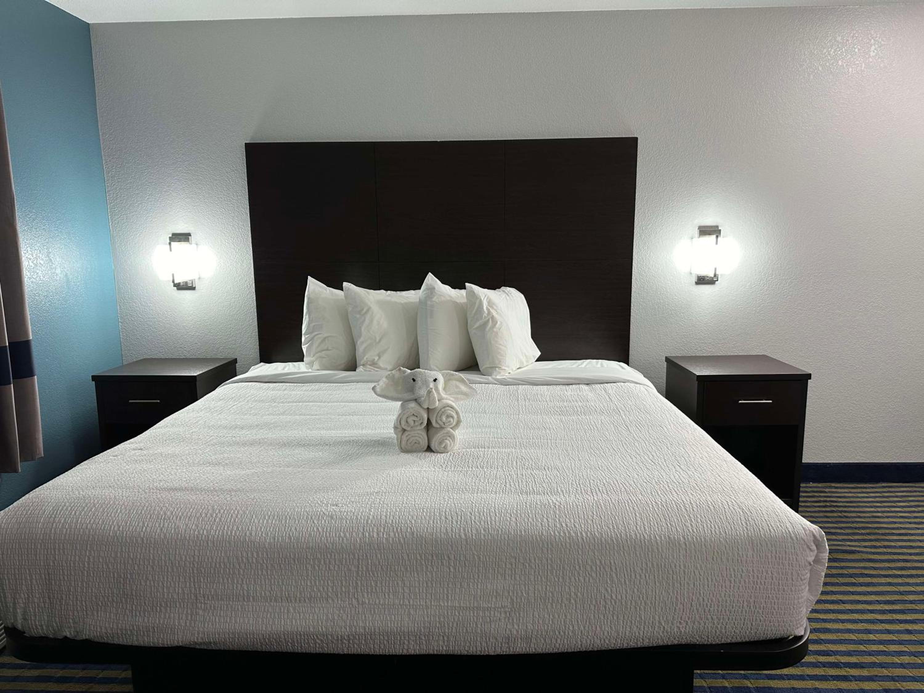 King Suite with Kitchenette - Non-Smoking - Photo 6