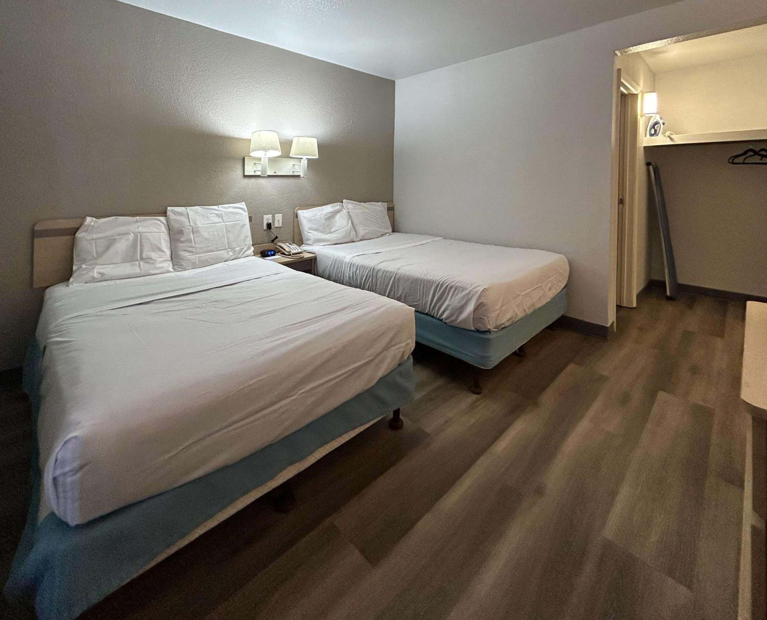 Quadruple Room - Non-Smoking - Photo 1