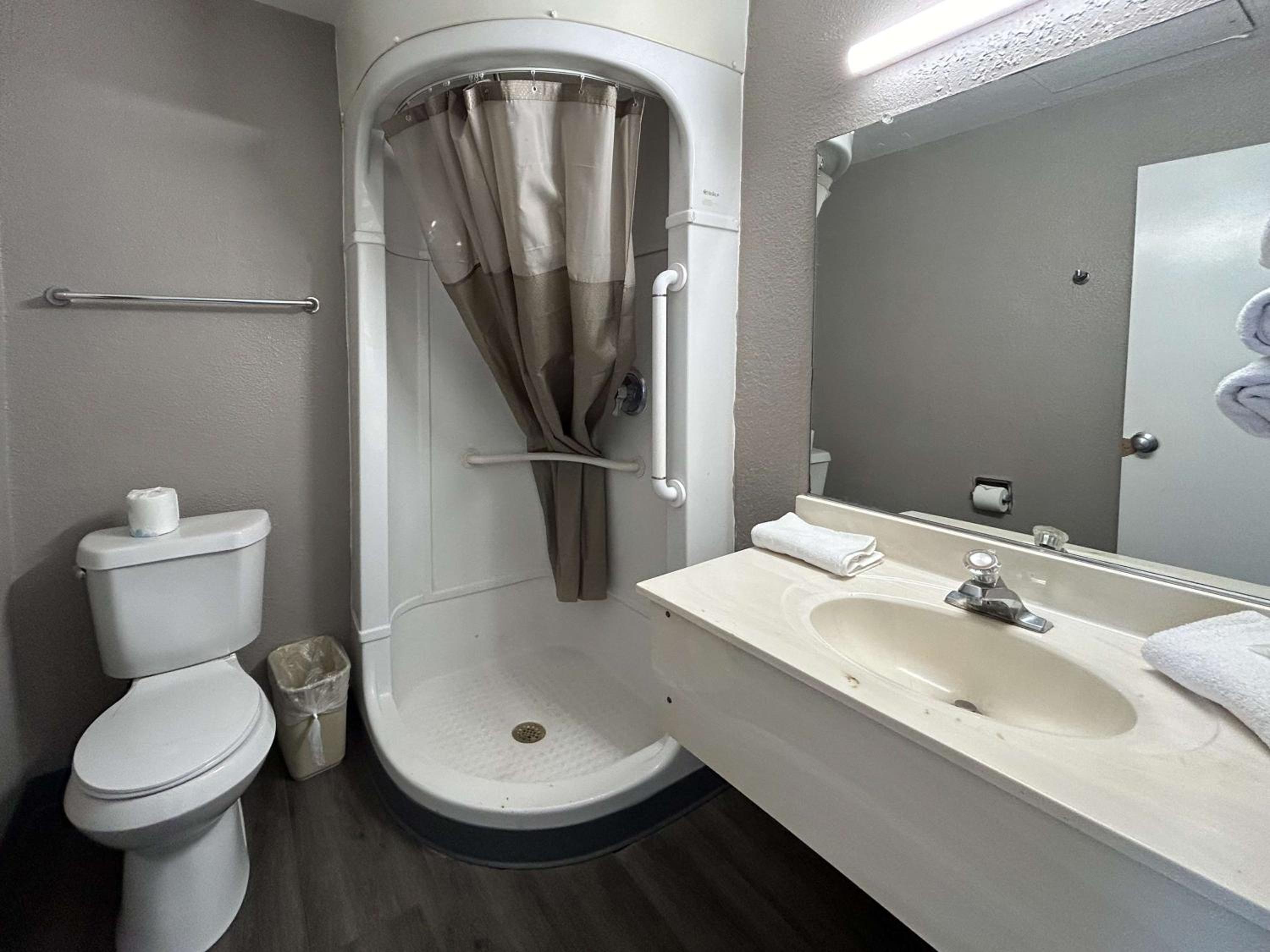 Queen Room - Non-Smoking - Photo 4