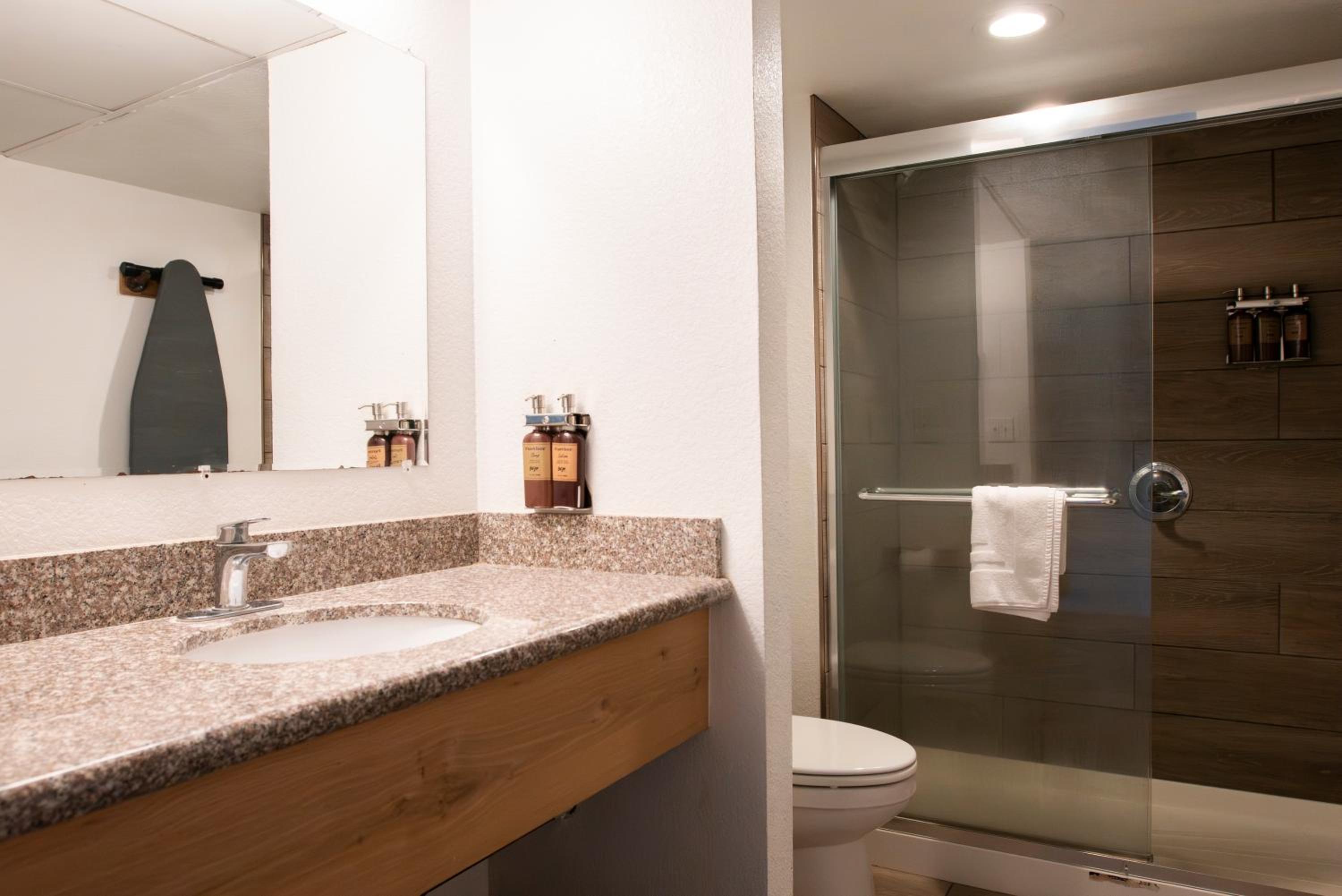Deluxe Peaceful King Room with Interior Entry - Non-Smoking