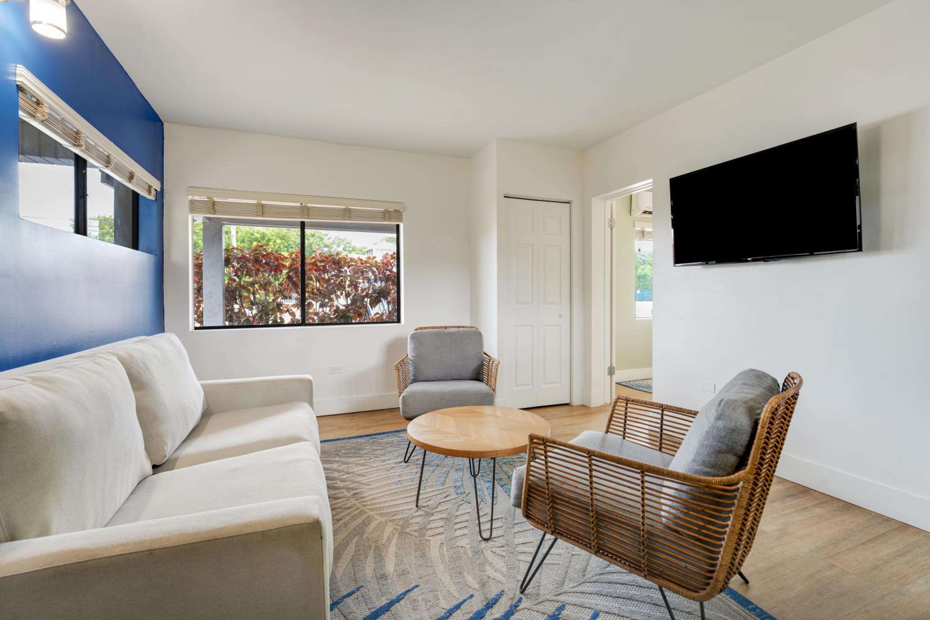 Junior Queen Suite photo 1