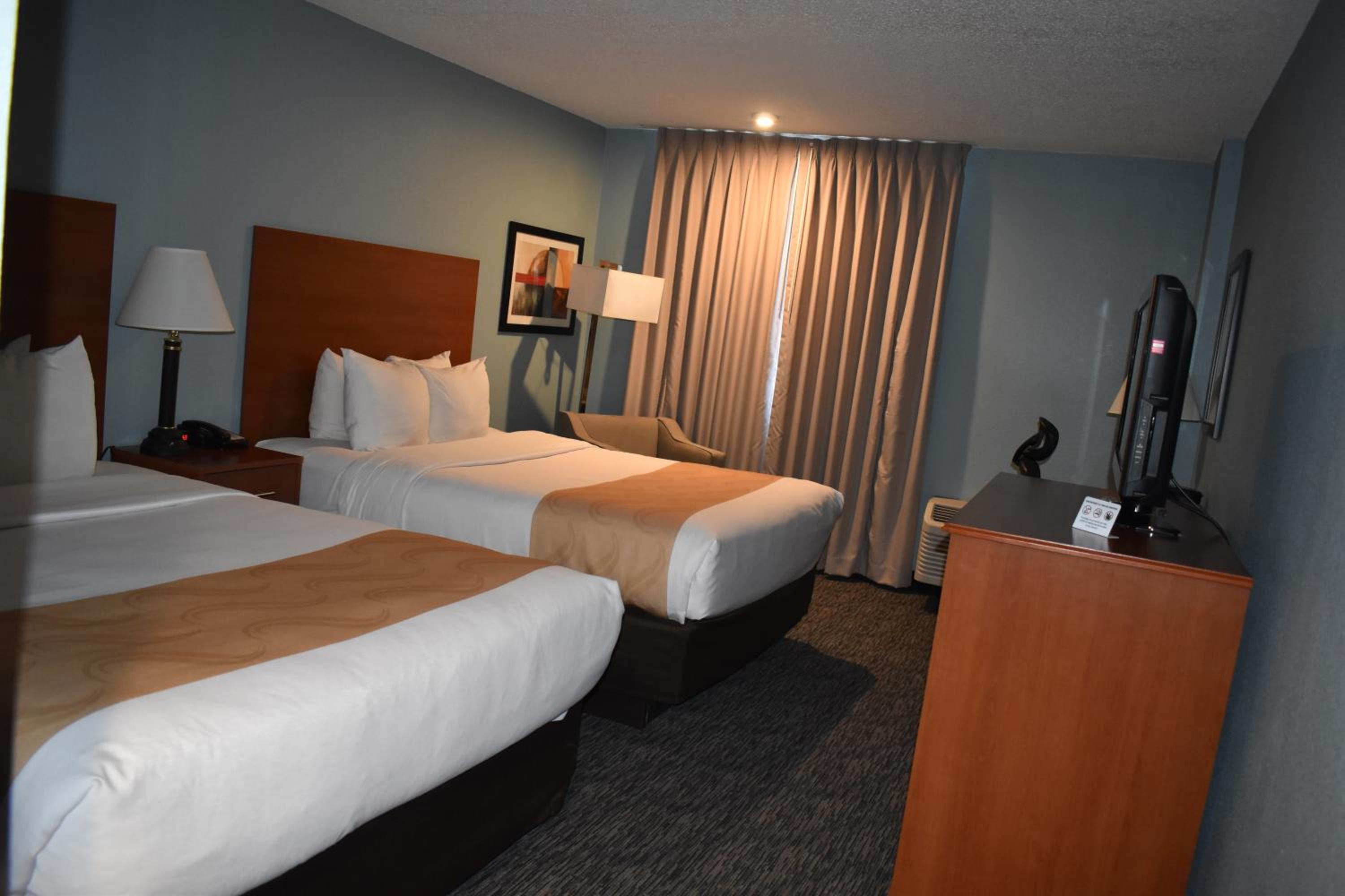 Queen Room with Two Queen Beds - Non-Smoking/Pet Friendly - Photo 3