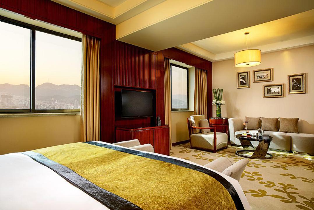 Luxury Family Room - Photo 2