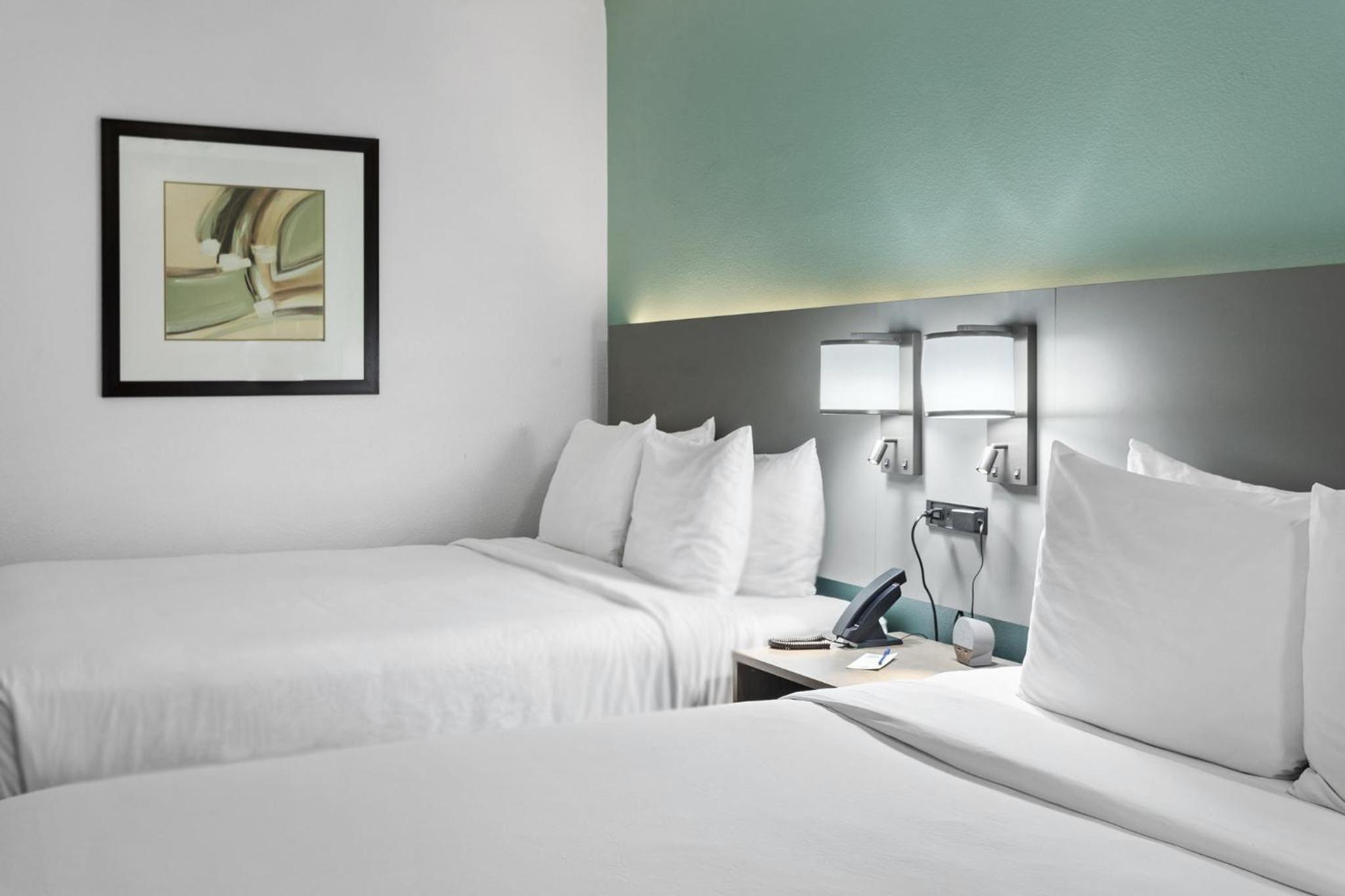 Queen Suite with Two Queen Beds - Non-Smoking - Photo 2