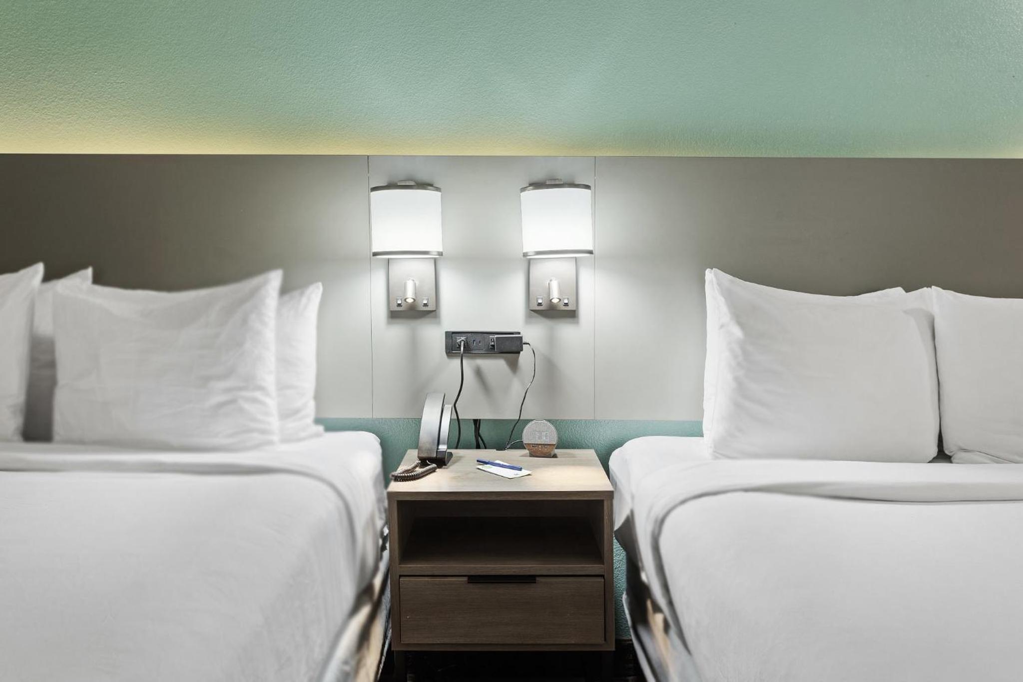 Queen Suite with Two Queen Beds - Non-Smoking - Photo 5