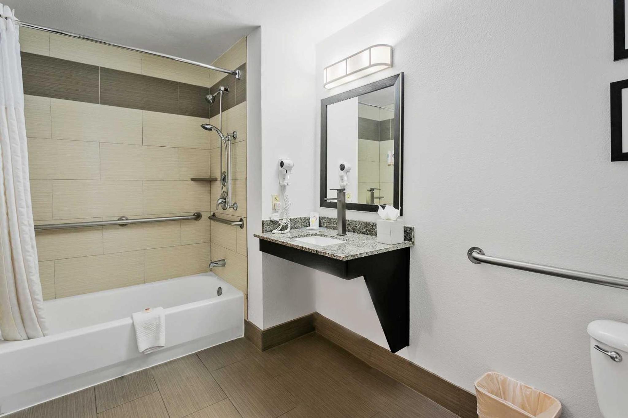 Queen Suite with Two Queen Beds - Non-Smoking - Photo 3