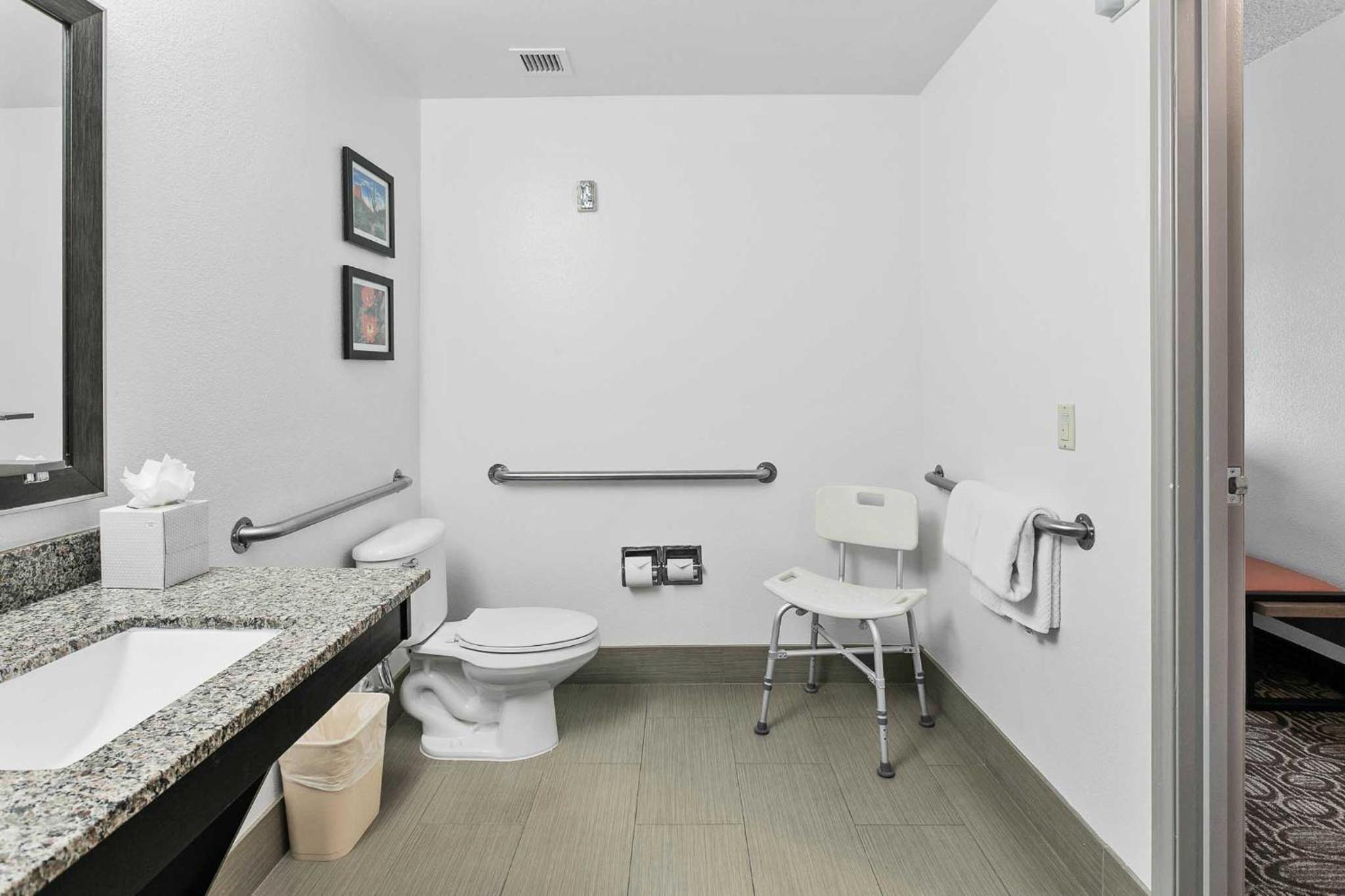 King Room - Accessible/Non-Smoking - Photo 5